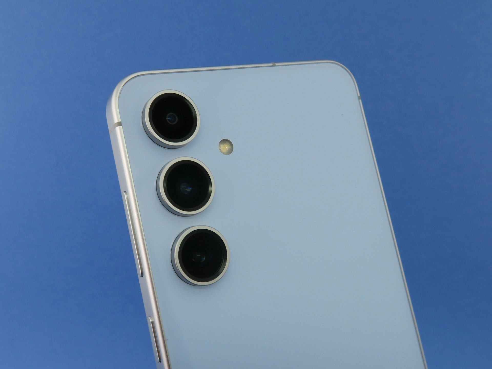 背面には超広角／広角／望遠（光学2倍相当）のトリプルカメラを搭載