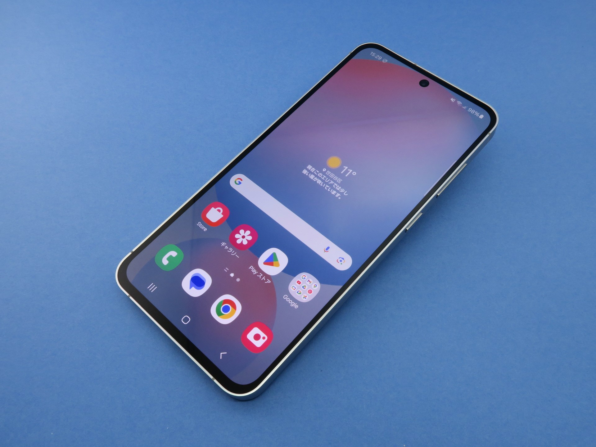 サムスン／au「Galaxy S24 FE」、約162mm（高さ）×77mm（幅）×8.0mm（厚さ）、約213g（重さ）、ブルー（写真）、グラファイト、グレー、ミント（Samsung.comオンラインストアのみ）をラインアップ