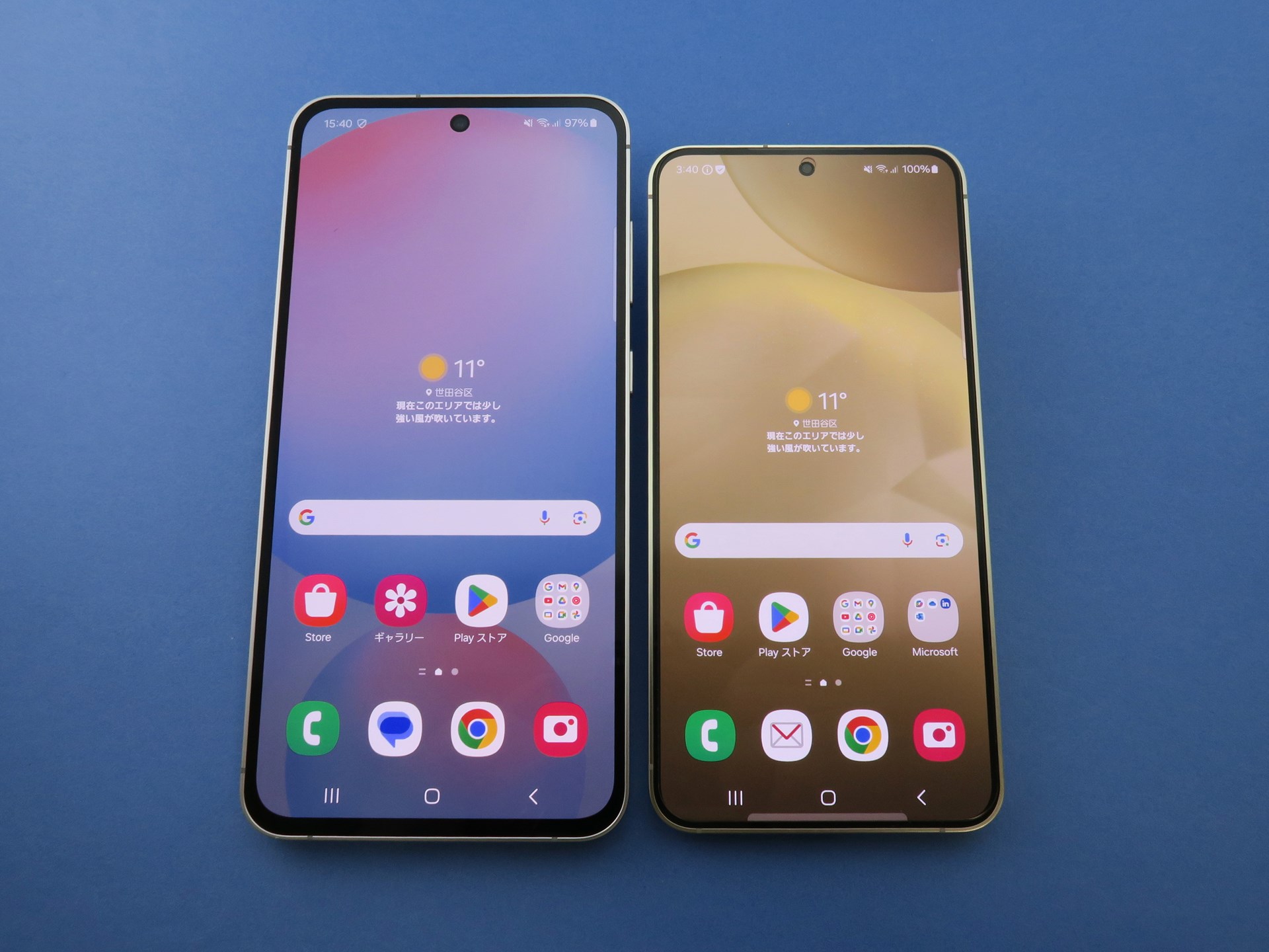 「Galaxy S24 FE」（左）は「Galaxy S24」（右）の6.2インチよりもひと回り大きい6.7インチディスプレイを搭載