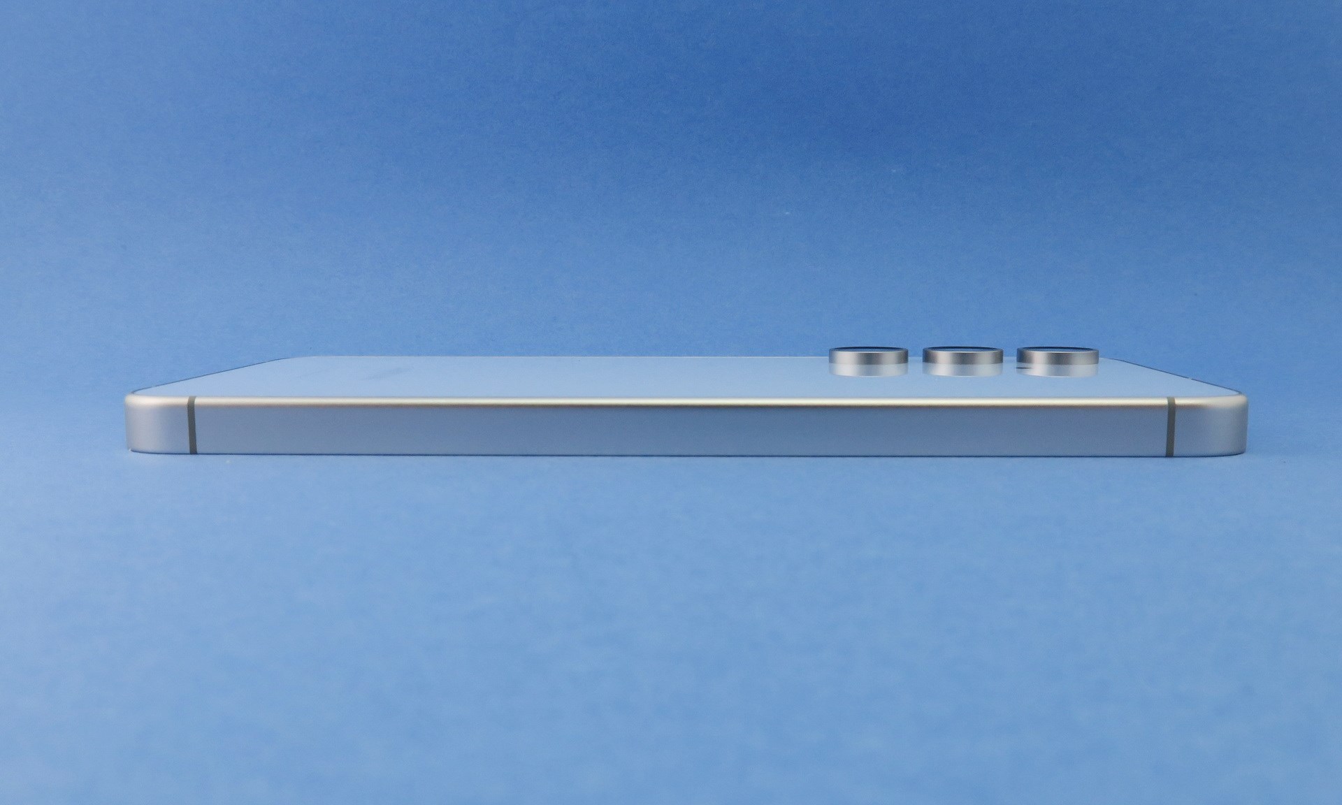 左側面には何もボタン類を備えない。カメラ部の突起は約2mm程度