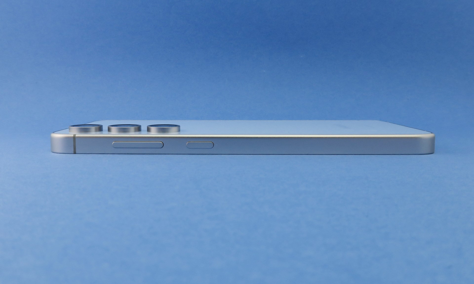 右側面には電源ボタン（写真中央）、シーソー式の音量キー（写真左側）を備える