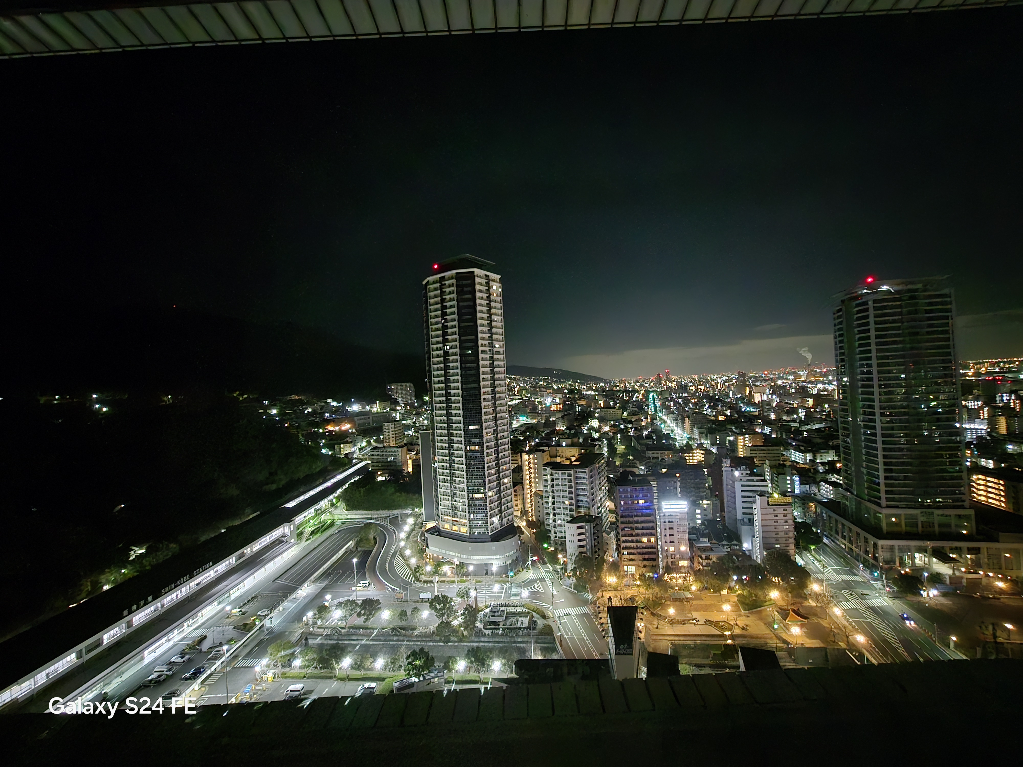 超広角カメラで夜景を窓越しに撮影。広角カメラで撮影したときよりもやや暗く写っているが、十分な明るさで撮影できている