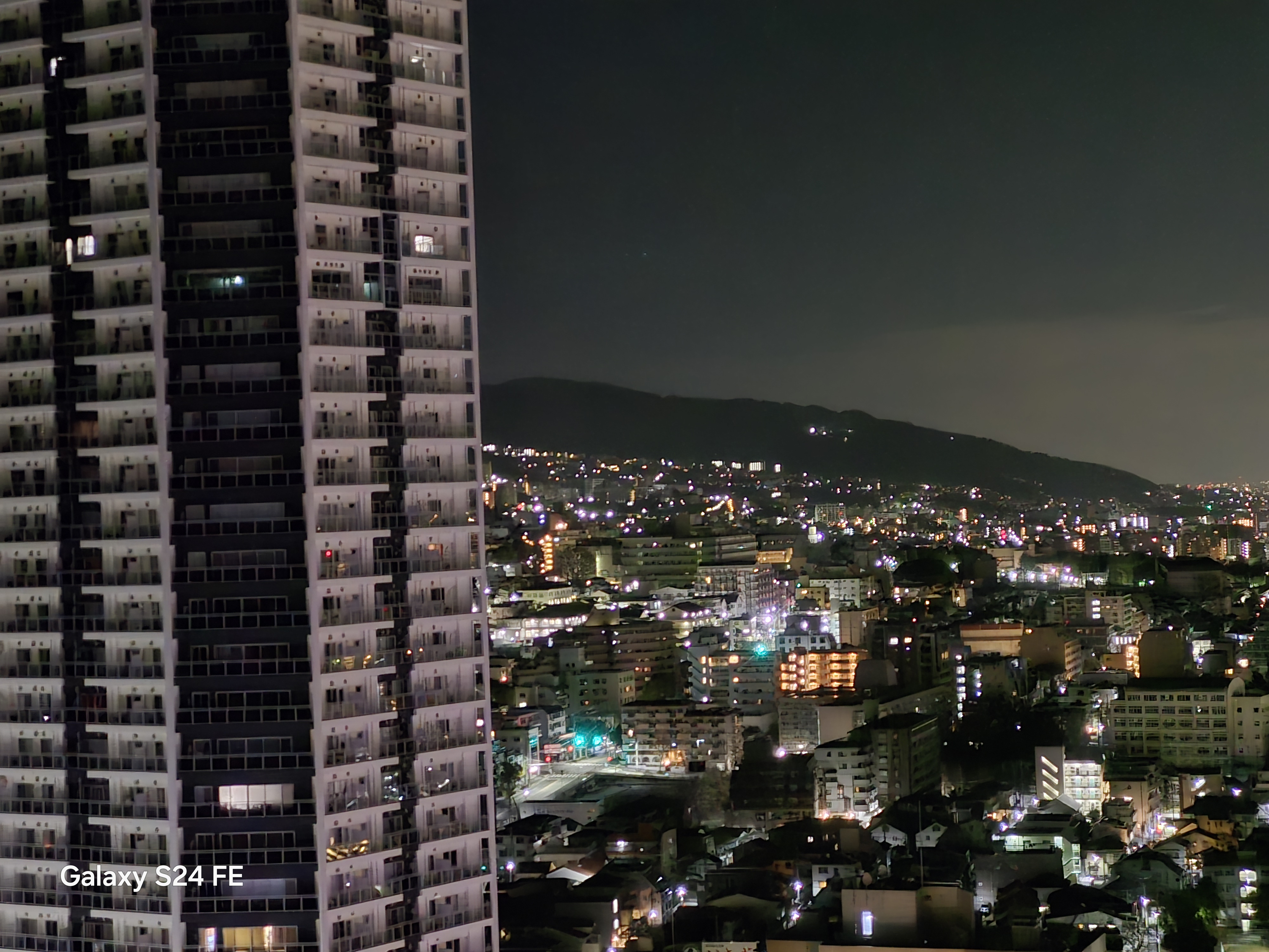 望遠カメラで夜景を撮影。遠景の撮影は暗くなってしまうことが多いが、十分な明るさで撮影できている