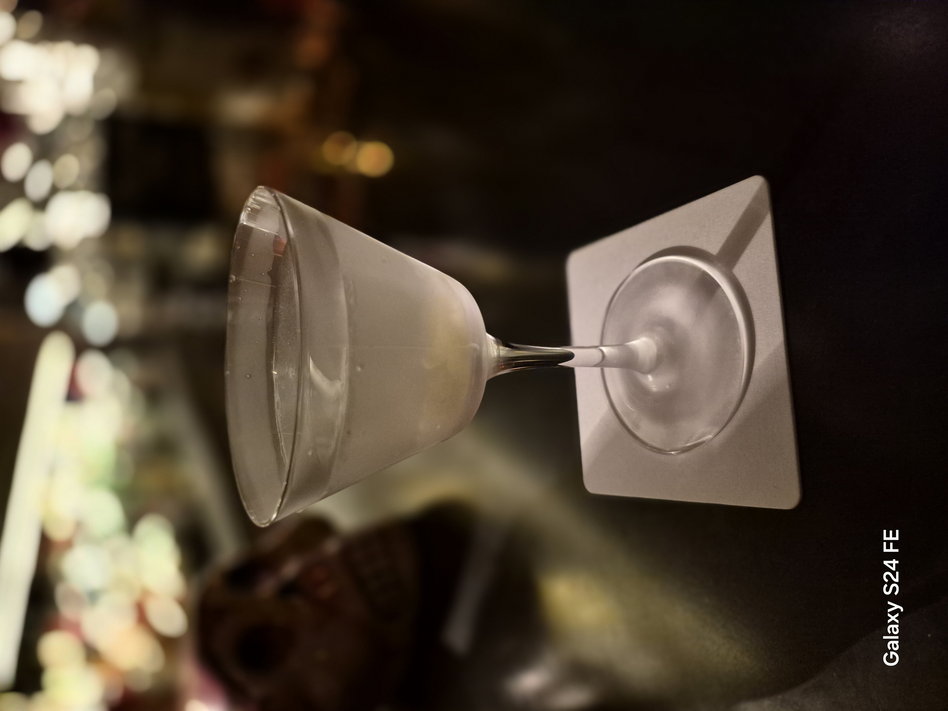 薄暗いバーで背景をぼかしながら撮影