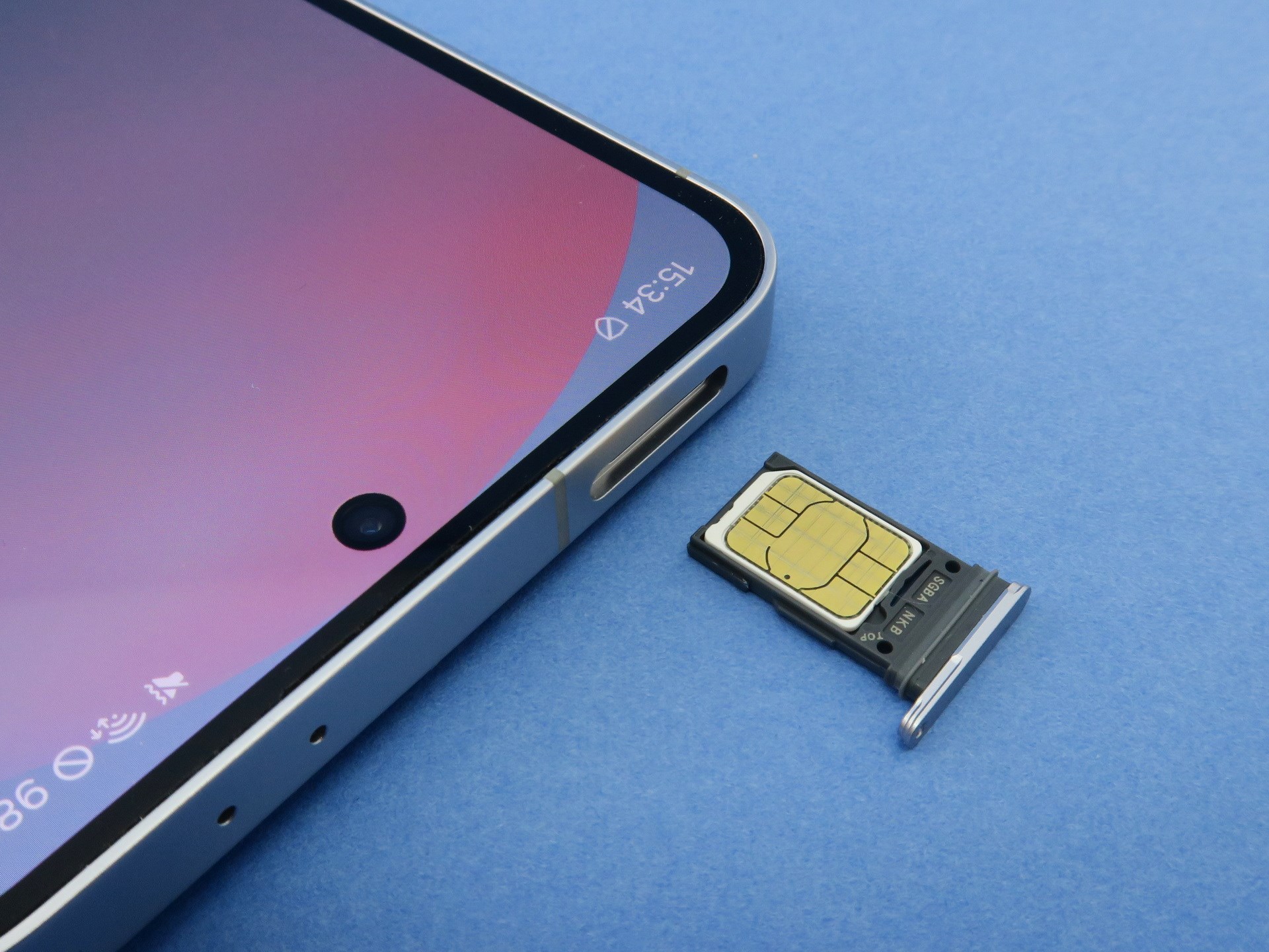 本体上部にピンで取り出すタイプのSIMカードトレイを備える。前面側にnanoSIMカードを1枚のみ、装着が可能。デュアルSIMはeSIMを利用する