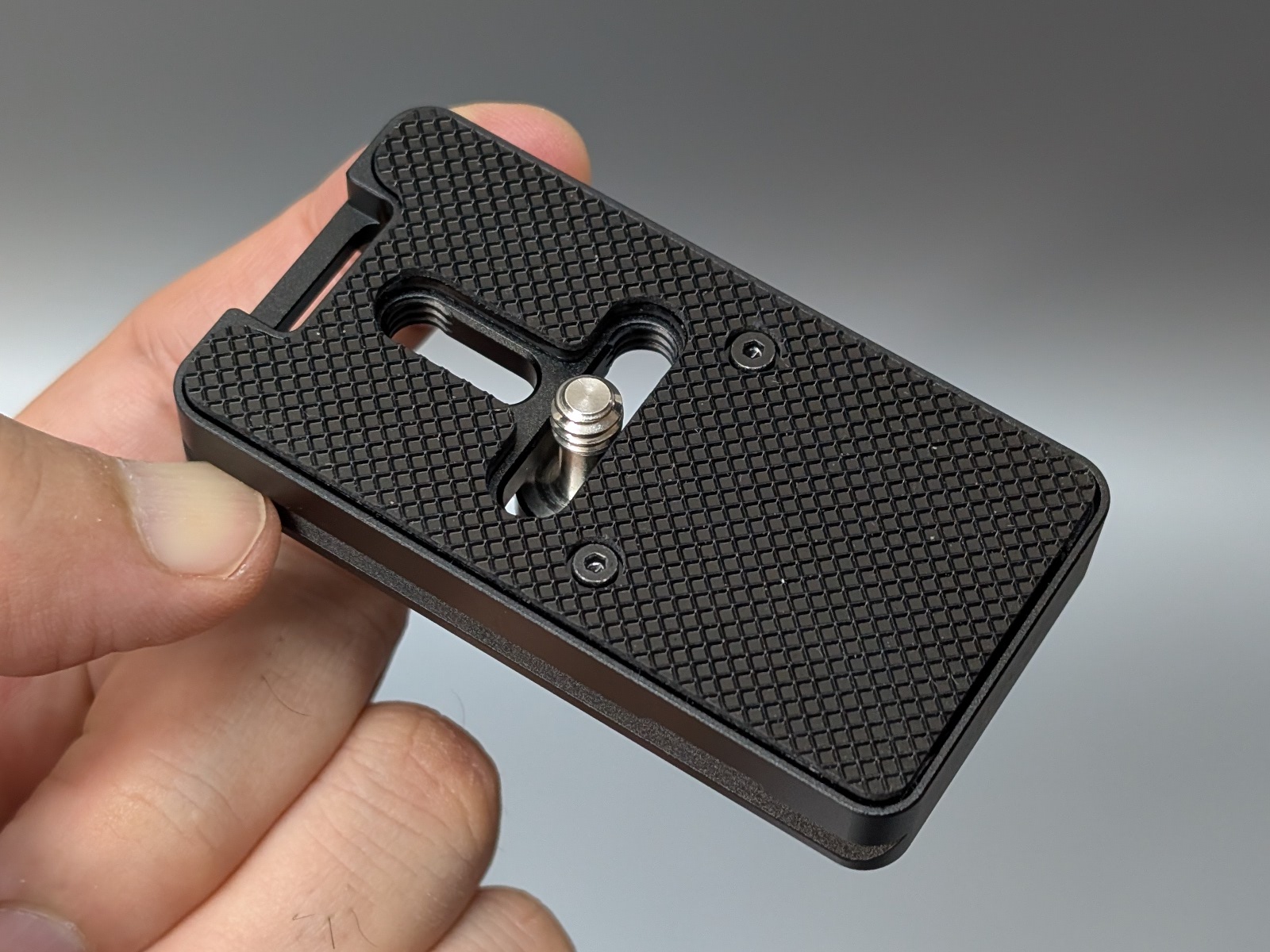 製品本体。見た目はアルカスイス互換のクイックシュープレートそのもの