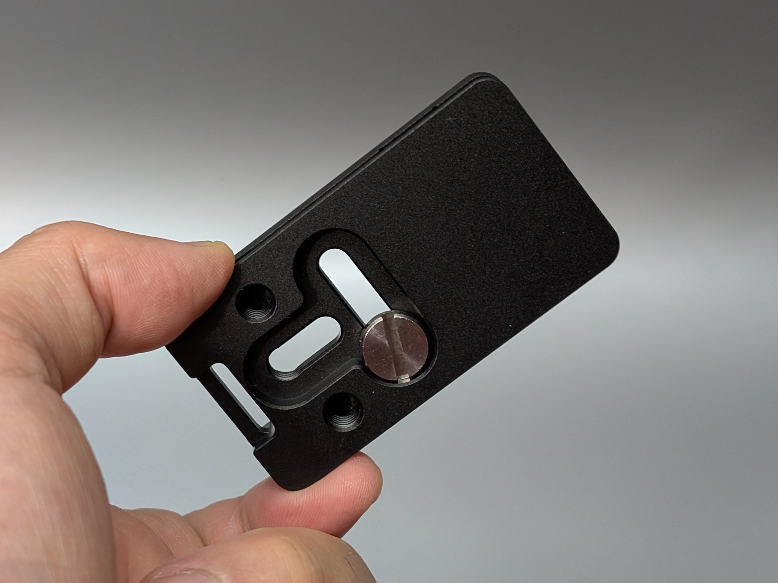 底面。1/4インチネジの位置は自由に移動させられる