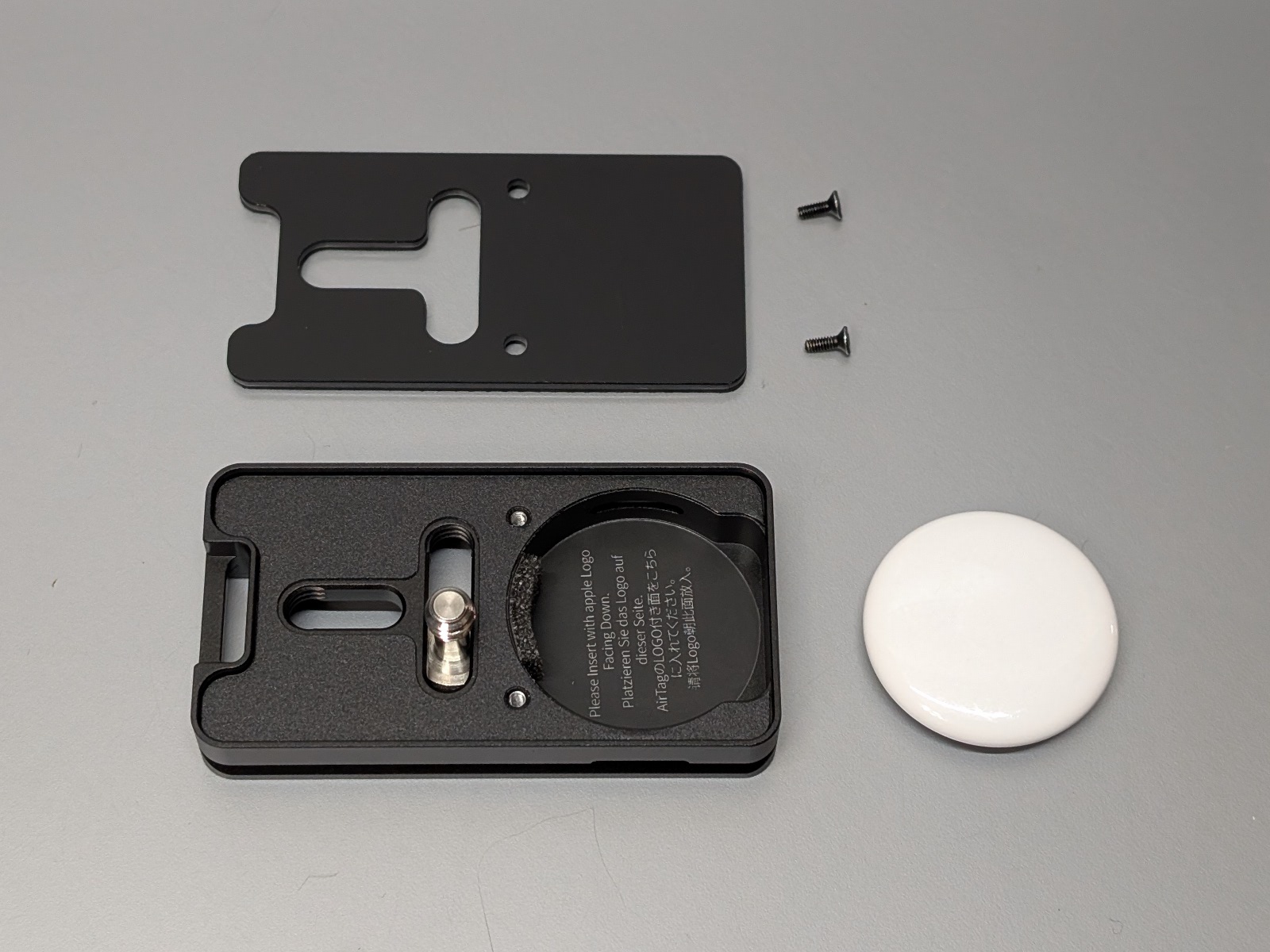 分解すると中にAirTagを収納するスペースがある