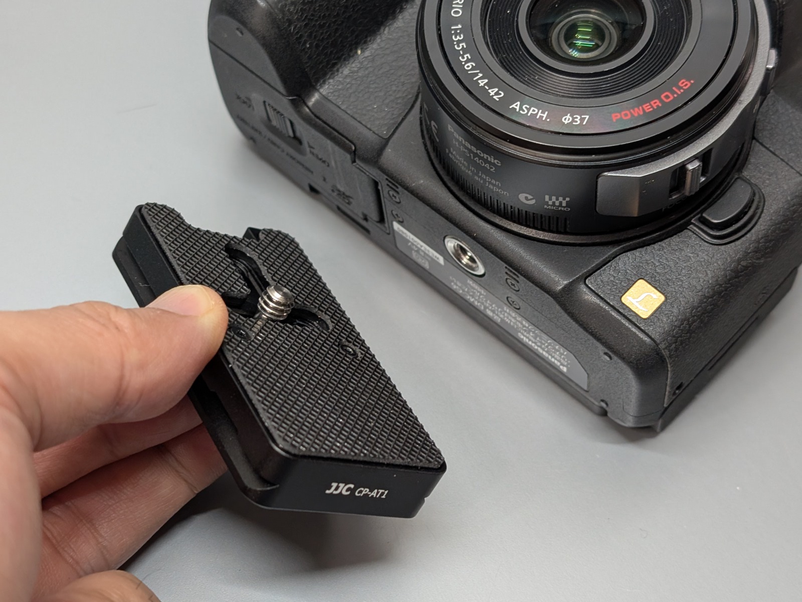 カメラ底面の1/4インチネジ穴に取り付ける