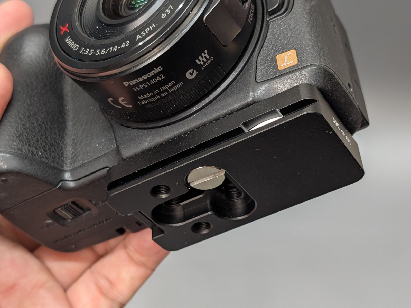 装着完了。クイックシューを取り付けているようにしか見えない