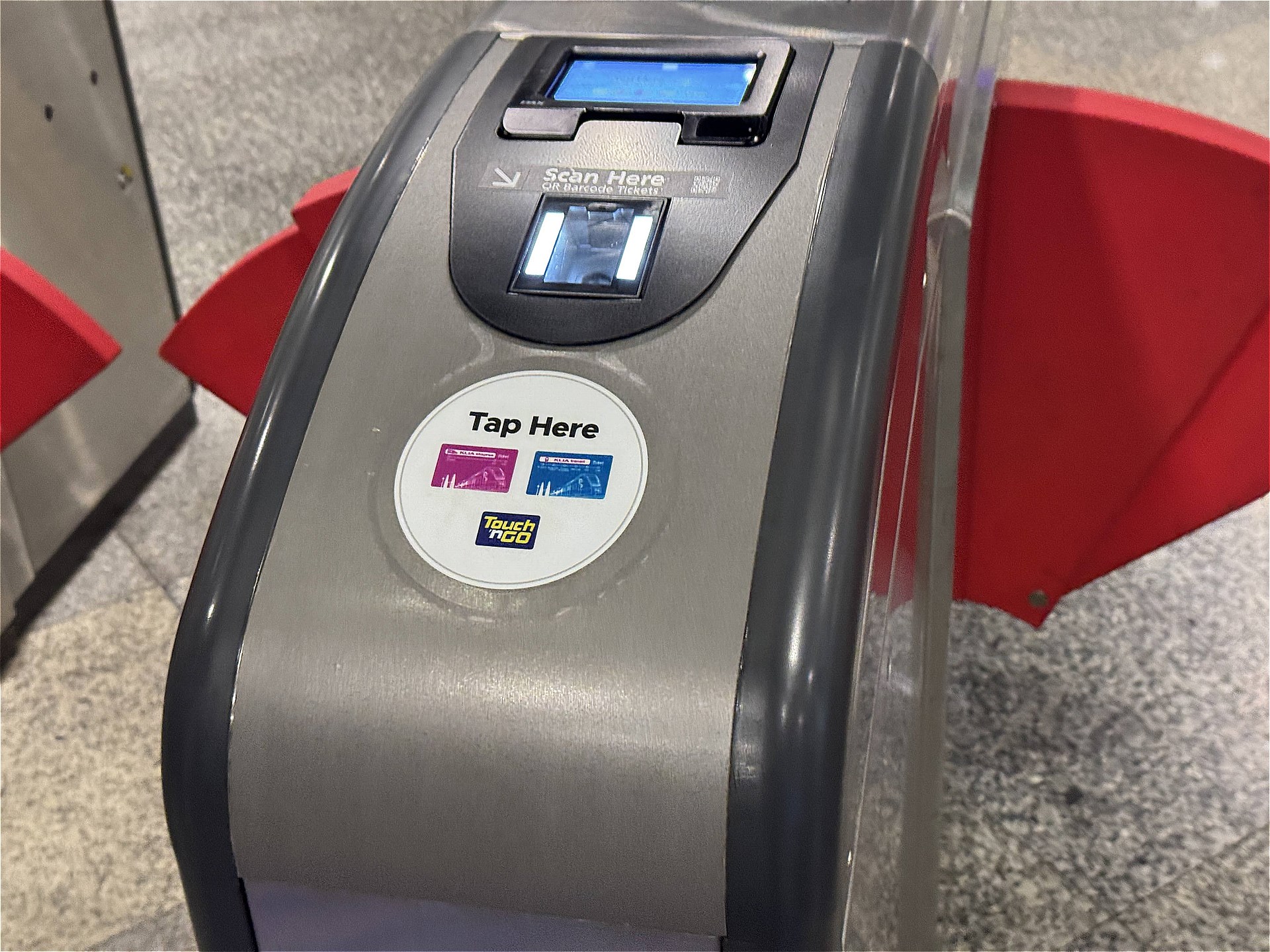 KLIAエクスプレスの改札機はクレジットカードのタッチ決済に対応