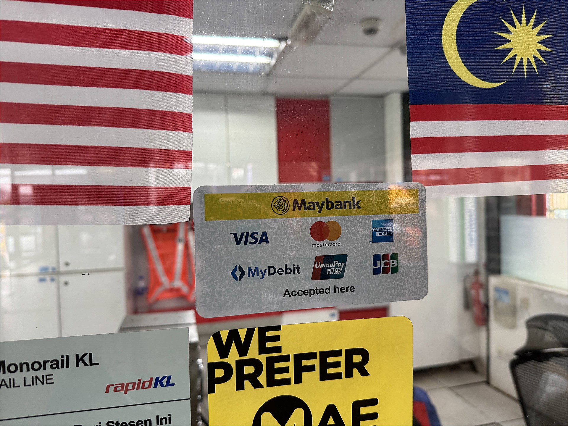 モノレールの有人窓口ではクレジットカードが利用可能