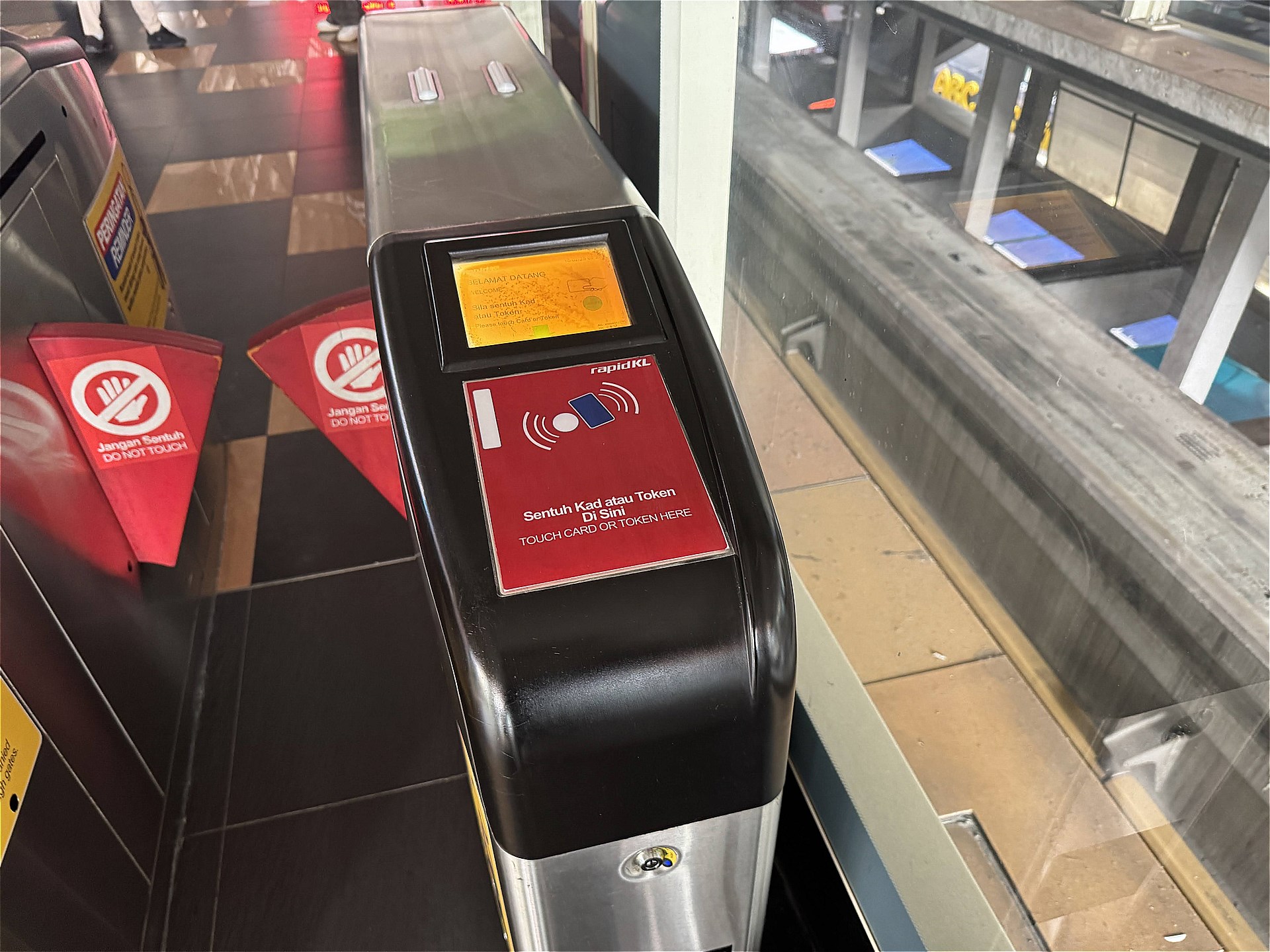 モノレールなどの都市交通の改札機はクレジットカードのタッチ決済に非対応