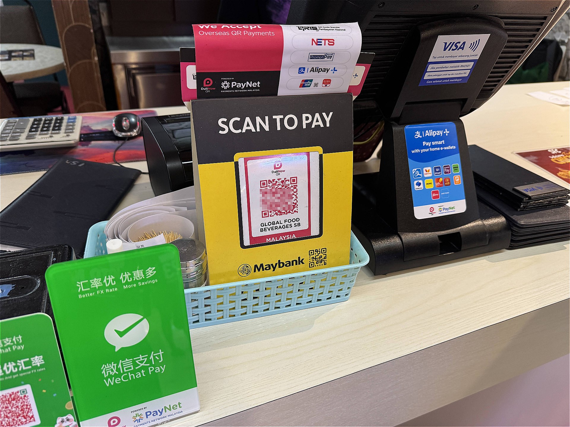 レストランにあったアクセプタンスマーク。中国のQRコード決済は海外で使えてうらやましい