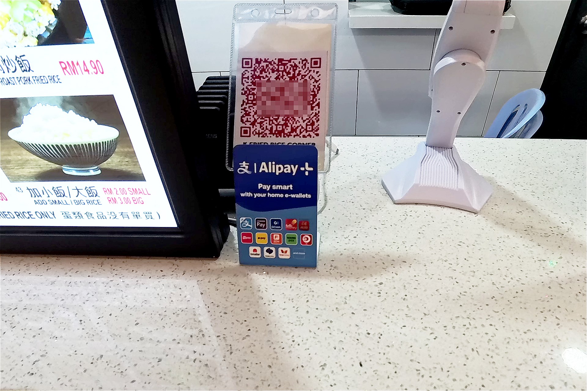 ローカルなフードコートは現金かQRコードのみ対応が多い