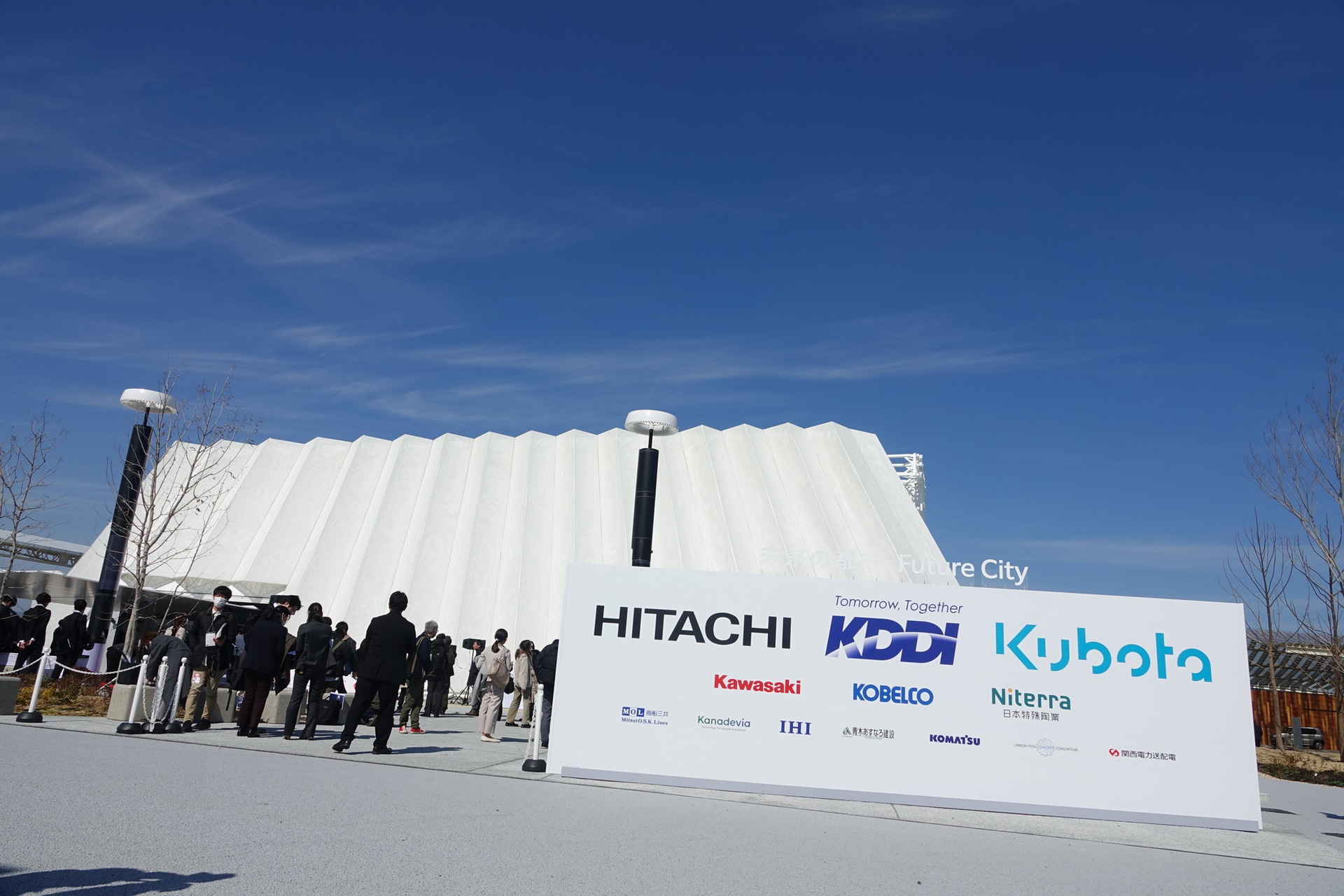 パビリオンの前には、協賛企業、団体の看板