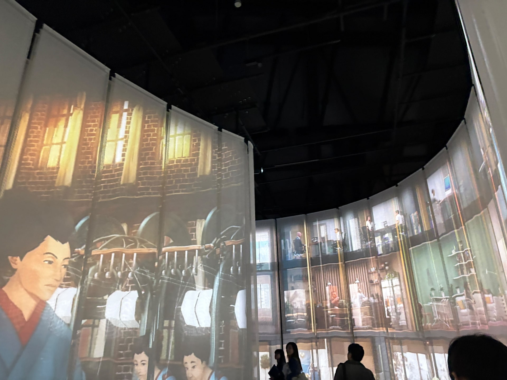 ホールB手前には、未来の技術が体験できる映像コンテンツが展示されている。正面から見ると立体的に映像を楽しめる仕掛けも