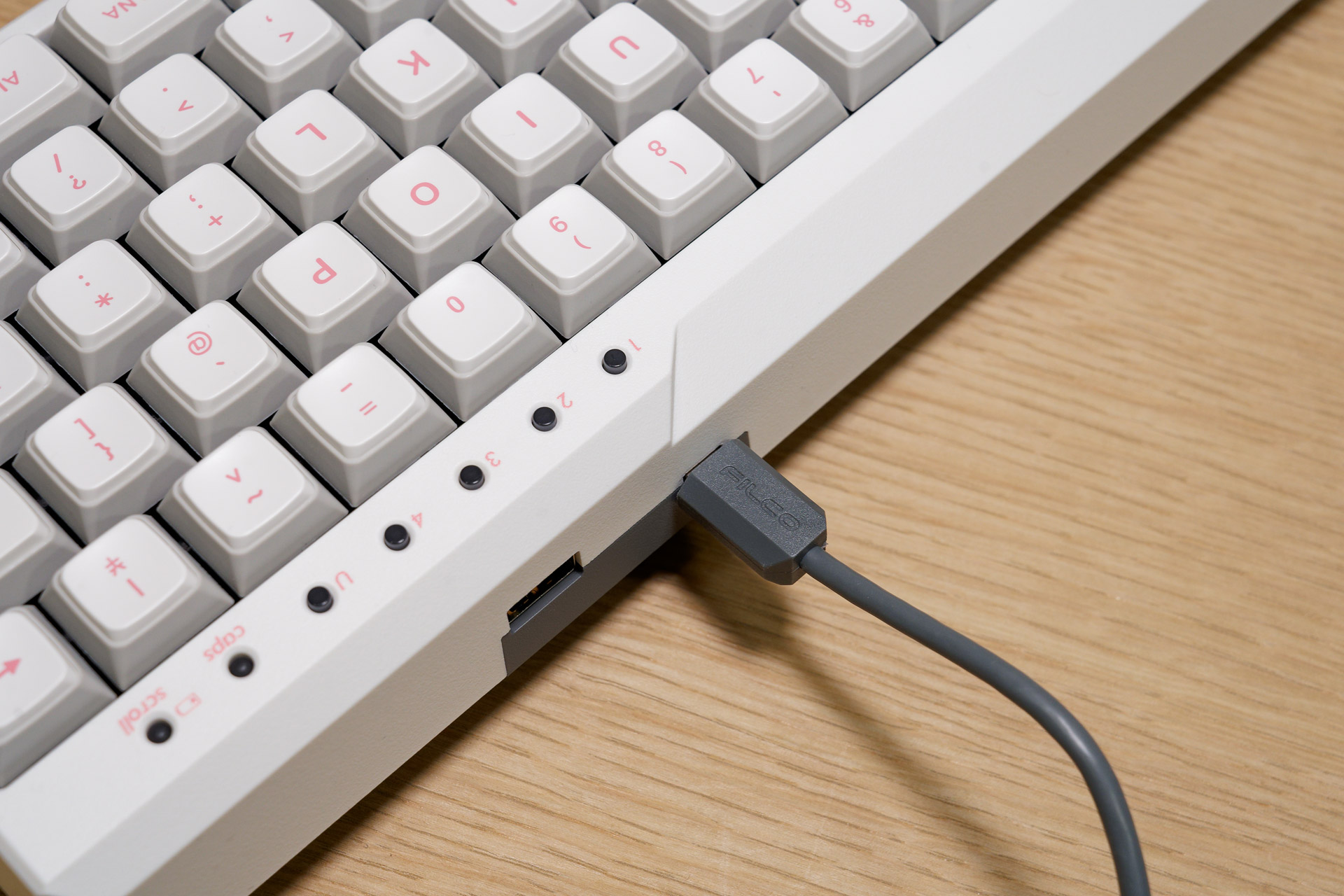 USBケーブルをつなげば有線キーボードにもなる