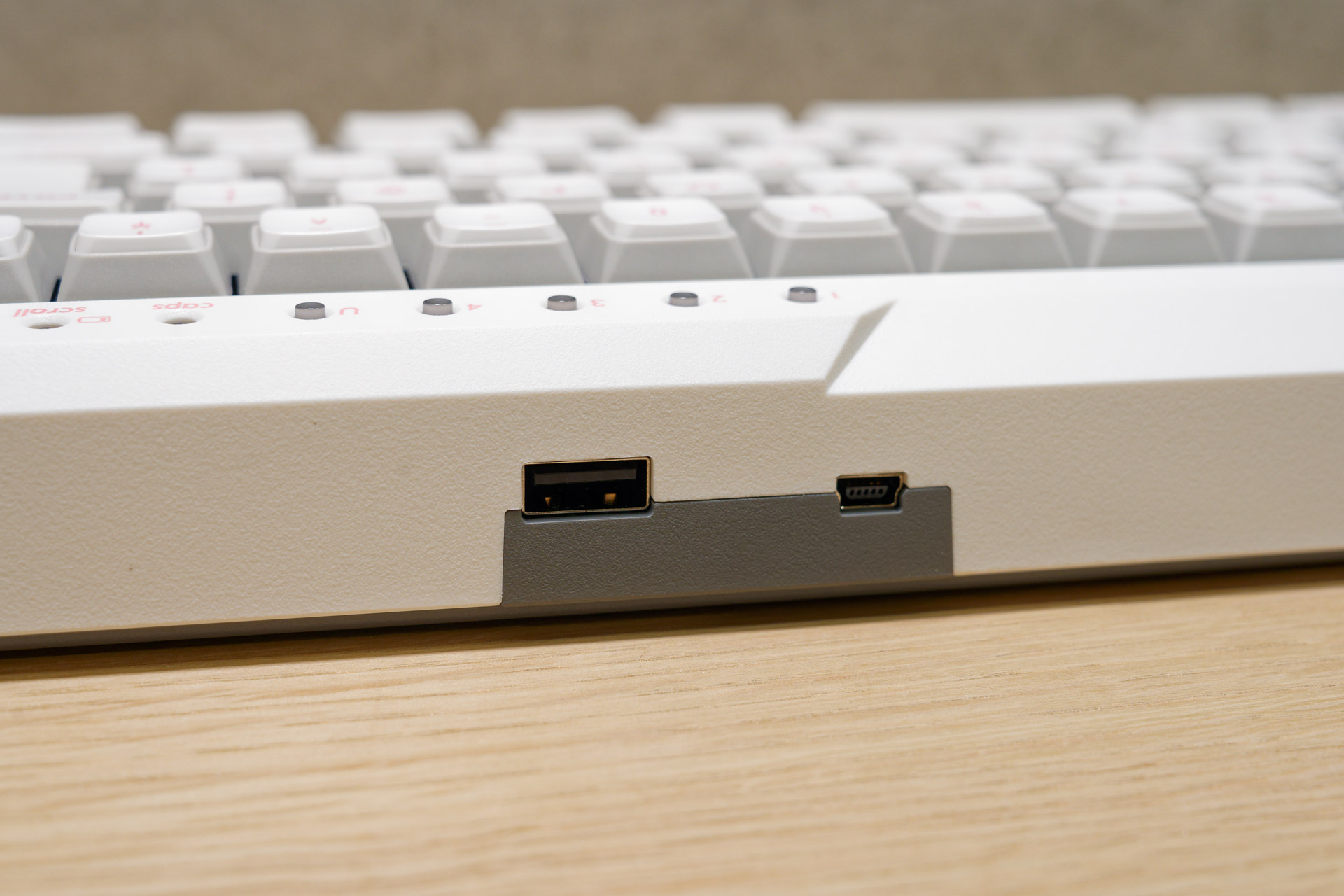 右がUSBキーボードとして使うときに接続するType-Bポート。さすがにType-Cにしてほしい。なお、左はUSBキーボード時に外部機器（マウスとか）を使えるスルーポート