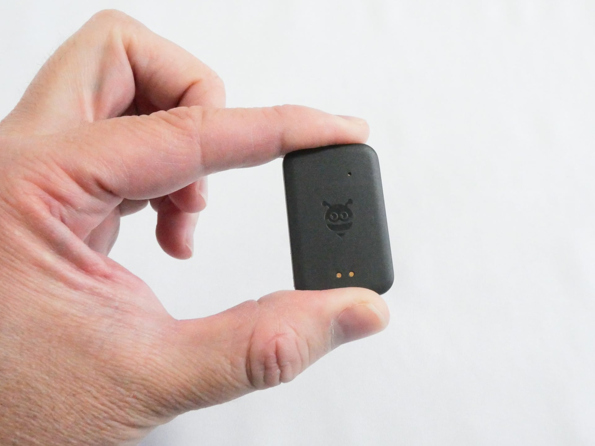 iPhoneでもAndroidでも利用できる「Pebblebee」のタグ型モデル。指でつまめる小型のスマートトラッカーだ