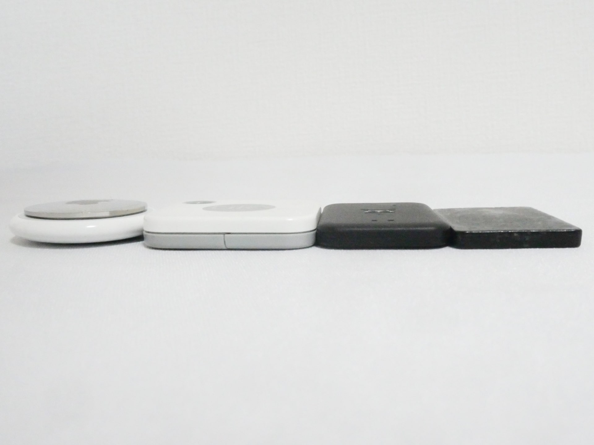 側面から見たところ。MAMORIO REよりは厚みがあるがAirTagやTile Mate（2020）よりは薄く、それでいてブザーやライトなどが搭載されている