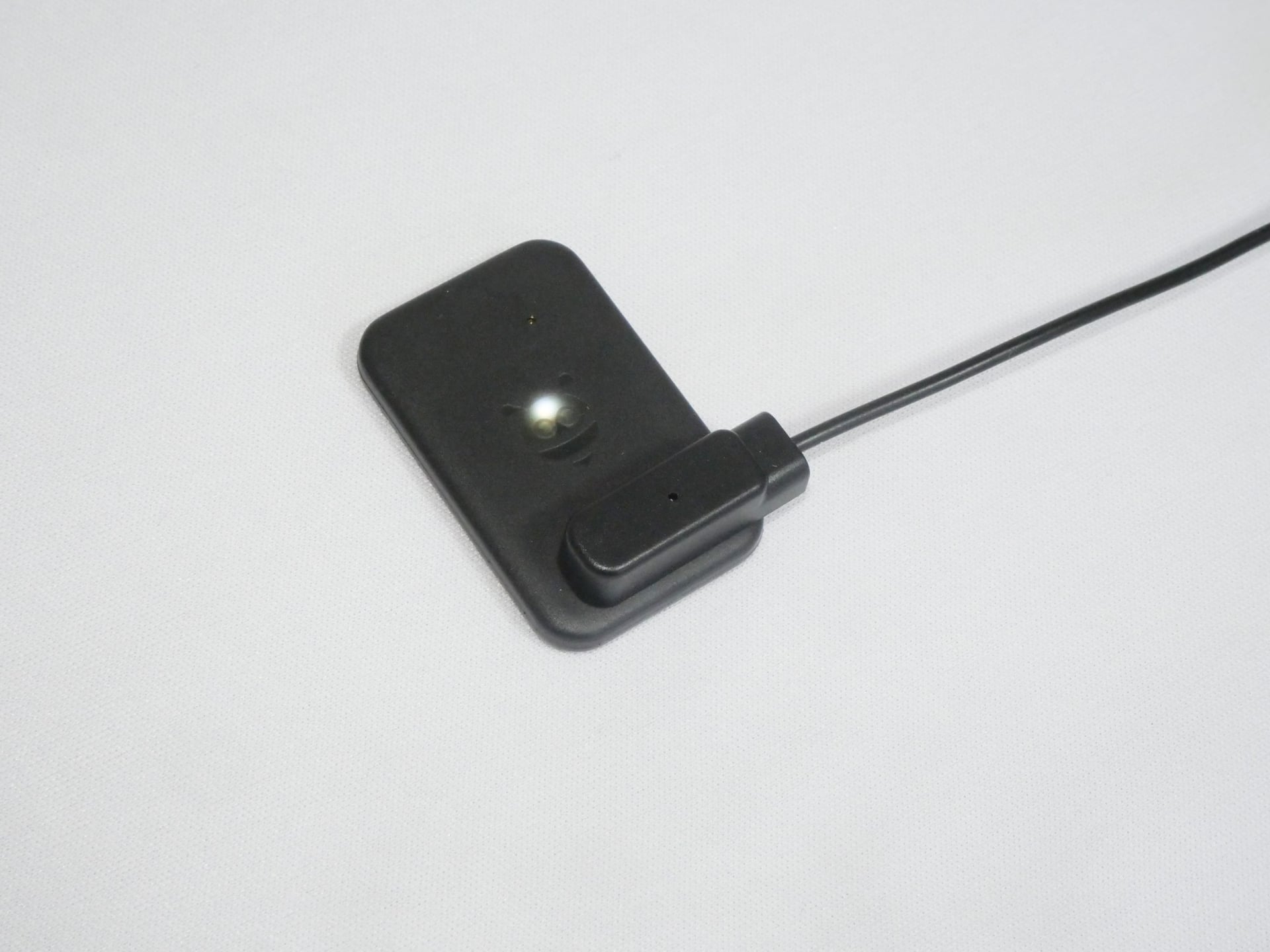 充電可能なバッテリーを内蔵しており、付属のUSB Type-C接続のケーブルを用いれば本体の充電が可能。電池交換のわずらわしさがないのもメリットだ