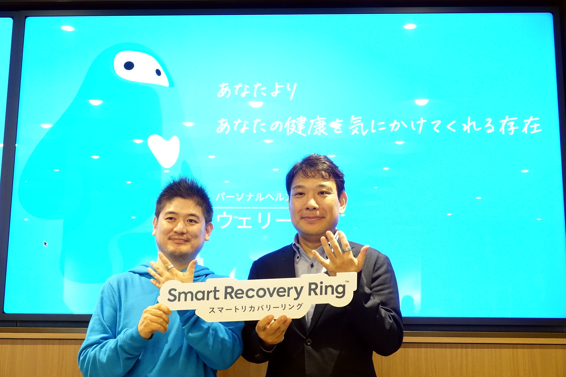 左からissin 代表取締役CEO テイ・トウ氏、KDDI パーソナル事業本部 パーソナル第1営業本部 商品需給部 関連商品1G グループリーダー 久保雅彦氏