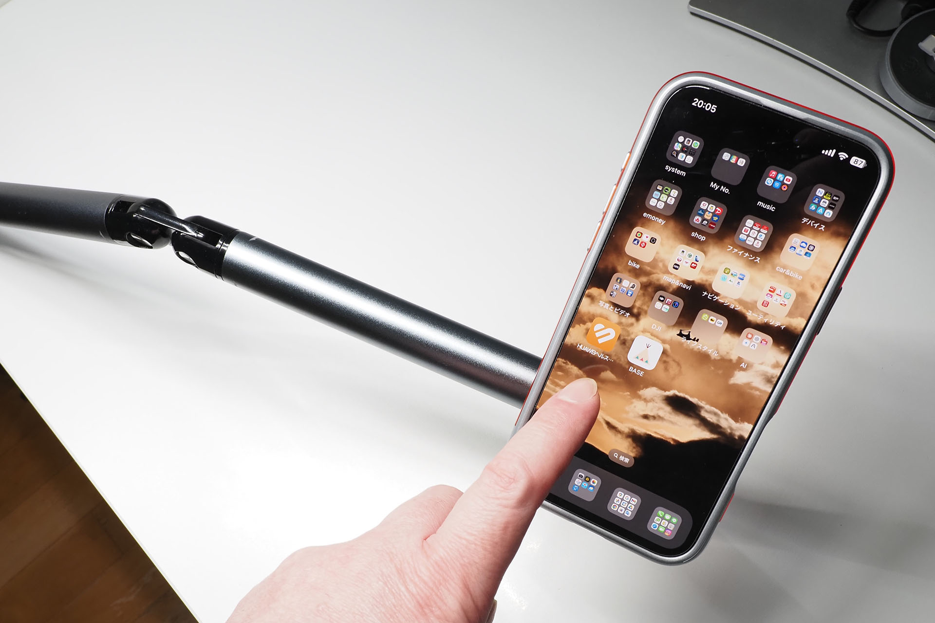 こんなふうな位置にiPhoneを浮かせてタップなどの操作をしても、iPhoneはあまり揺れずに安定的。アームが下がってくることもない。