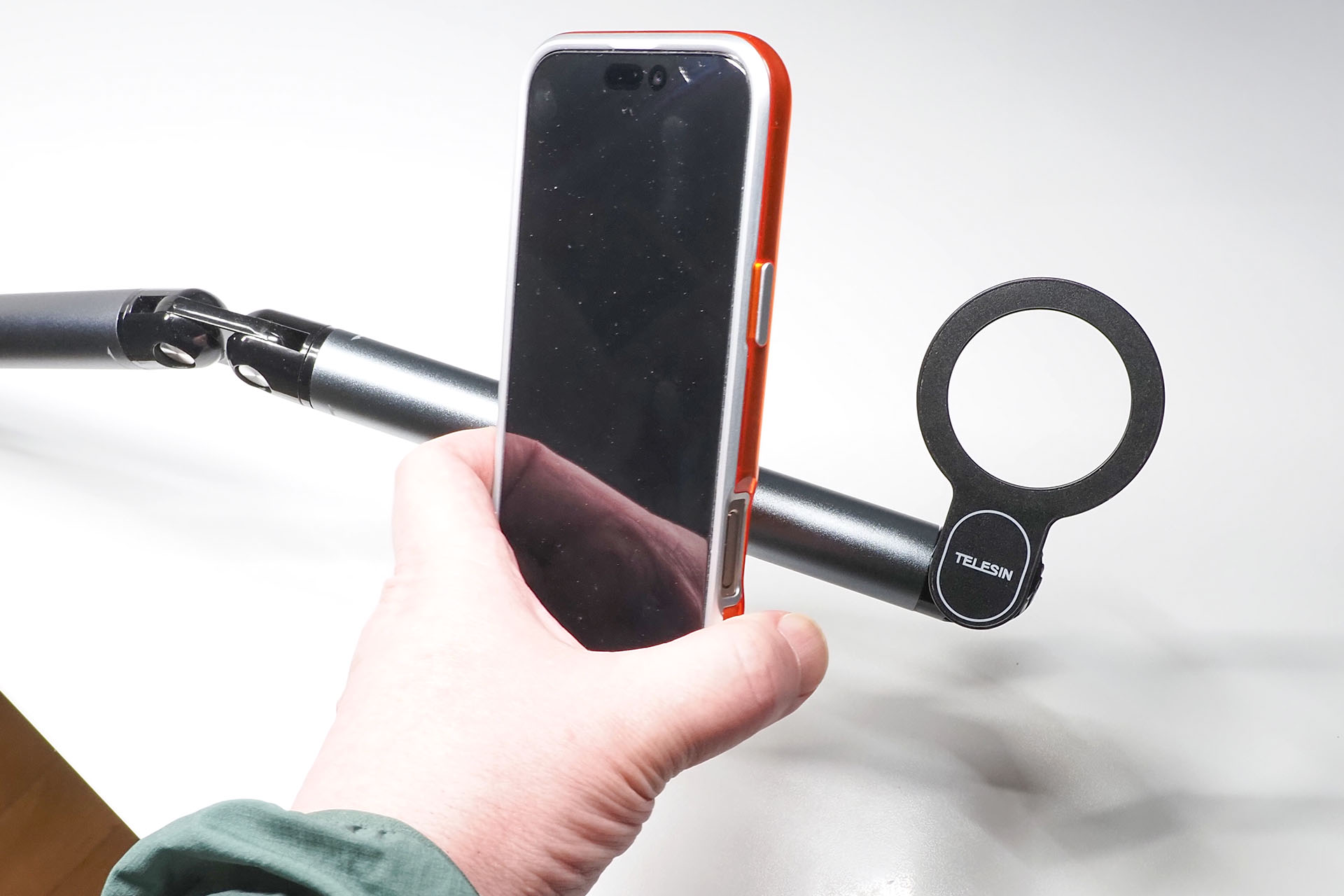 クランプでデスクに固定するアームなので、iPhoneを外すときにアームが浮くことはない。なので、片手で外せる。またアーム全体が安定的なので、iPhoneを外した拍子にアームの角度が変わってしまうことがほとんどない。