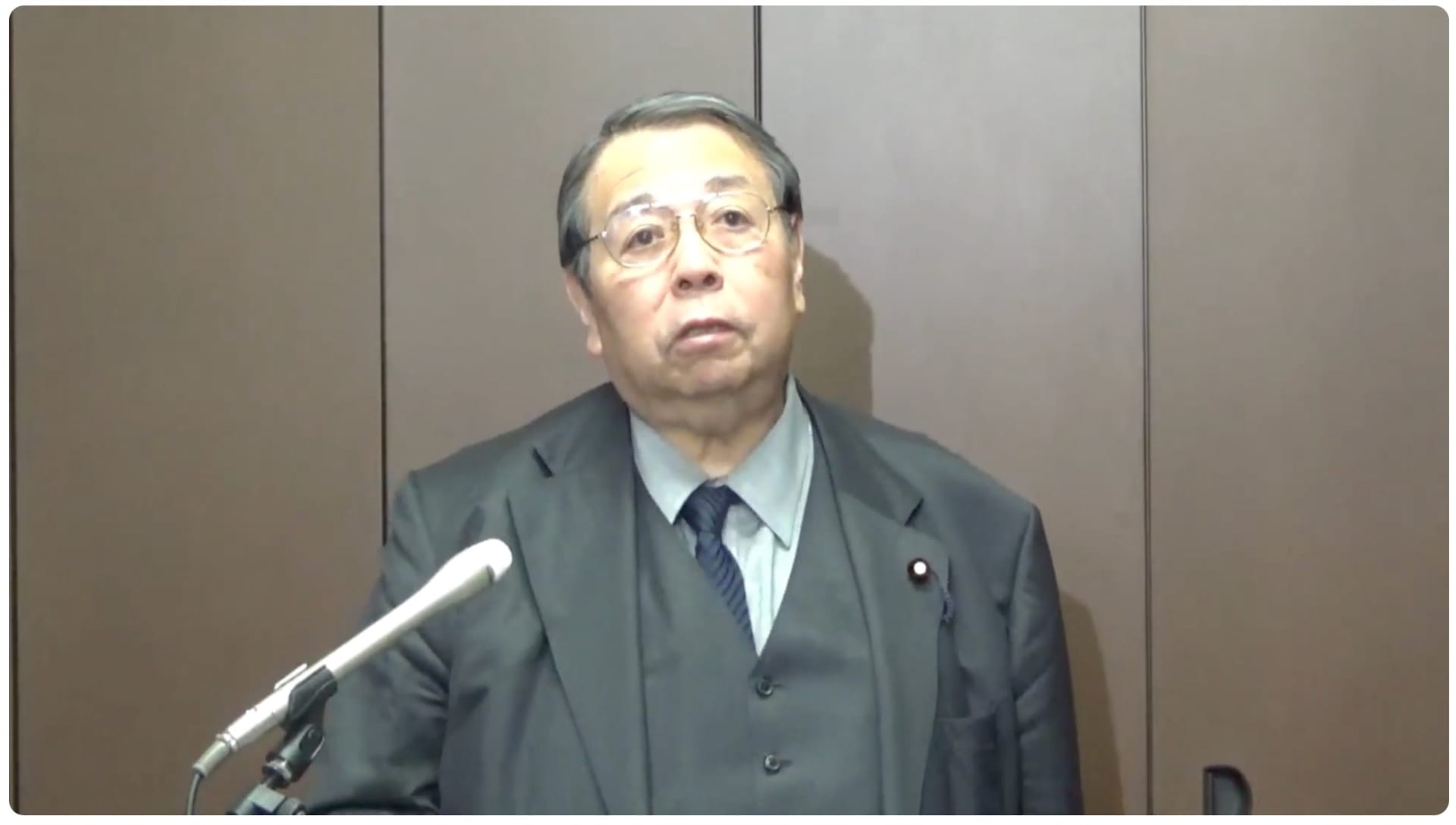 閣議後会見を行う村上総務大臣