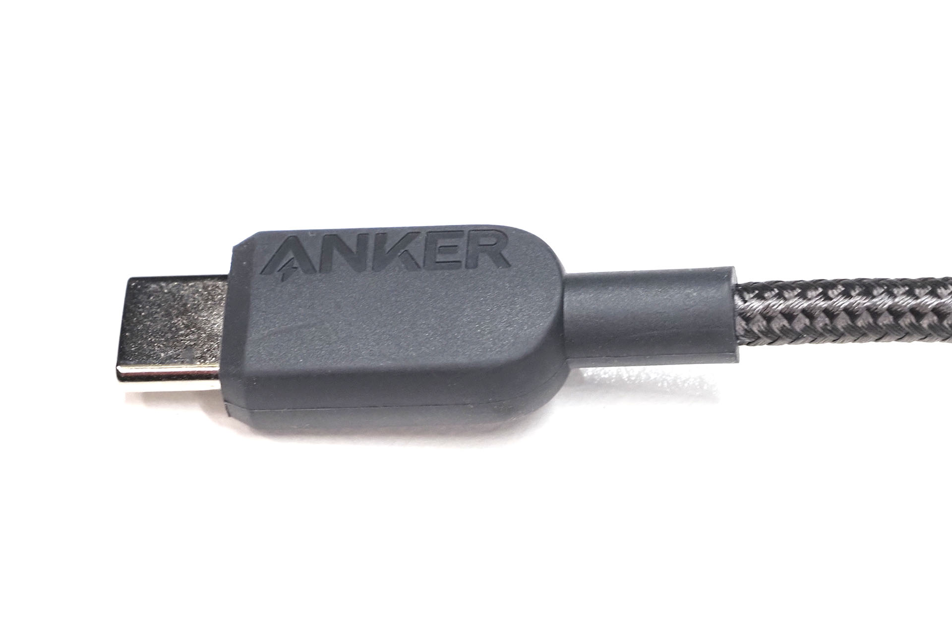 USB-C端子部はケーブルまで少し包むデザイン。破損しにくそうな印象。まあ最近のケーブルはみんなこんな感じではあるが。