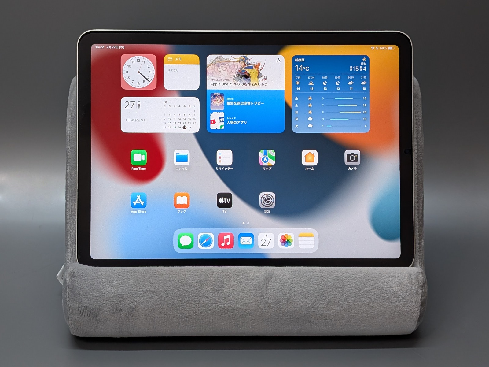 11インチiPad Airを乗せたところ。幅はおおむね同等だ