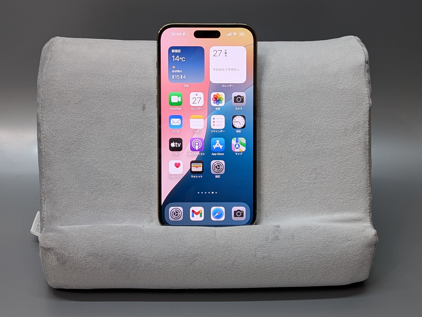 サイズ的にはややアンバランスだがスマホにももちろんフィットする