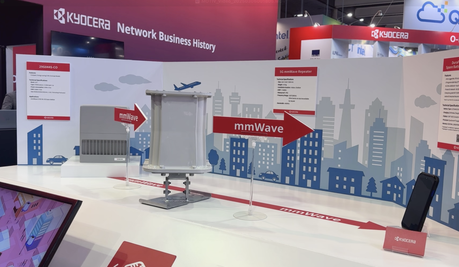 KDDIと共同開発したミリ波帯のリピーターの展示