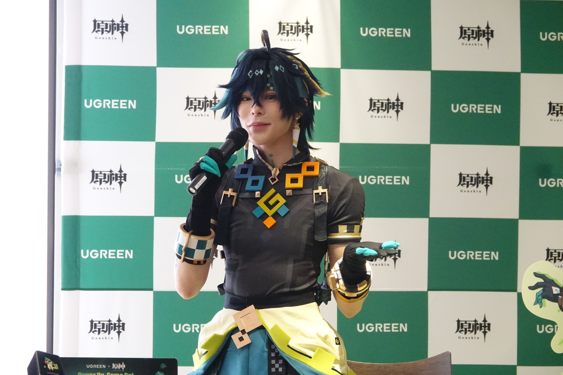 後ろ姿にもぜひ注目して欲しいと話す桃戸
