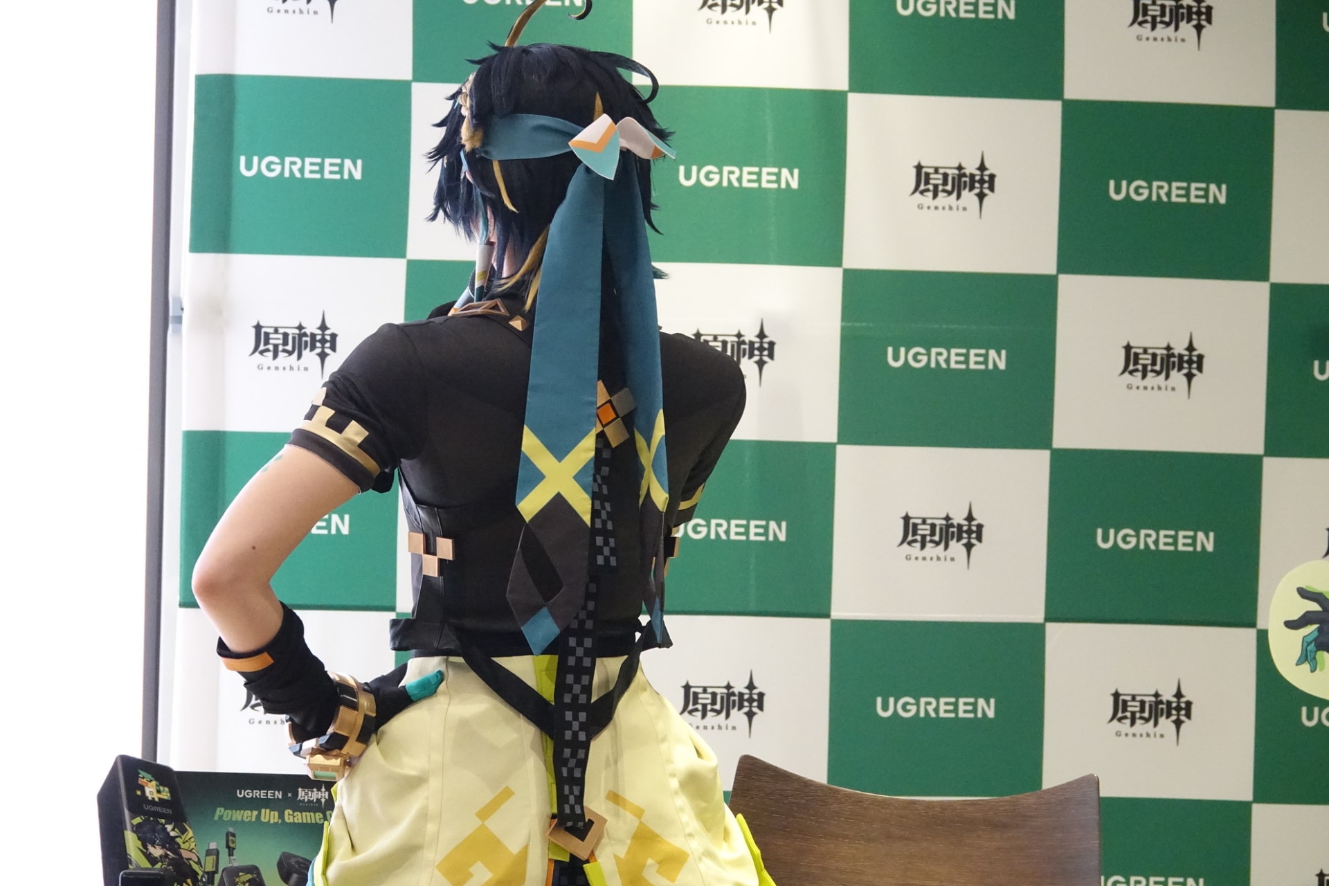 後ろ姿にもぜひ注目して欲しいと話す桃戸