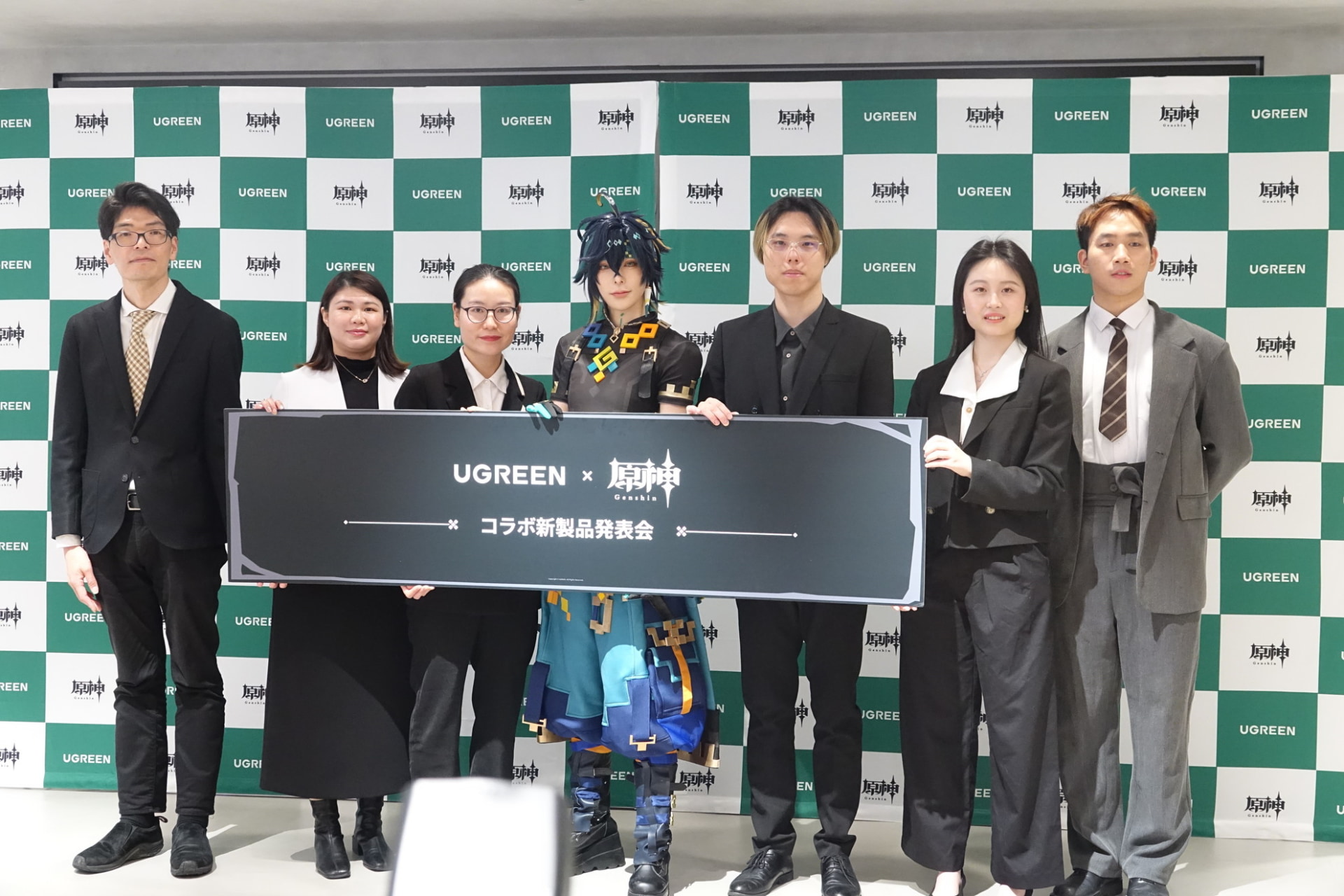 左から販売代理店のフォーカルポイント マーケティングマネージャー 田中大士氏、UGREEN マーケティング部 課長のメイ氏、アジアシニアマネージャーのアリナ（Alina）氏、桃戸もも。会場にはUGREENと原神の担当者も駆けつけた