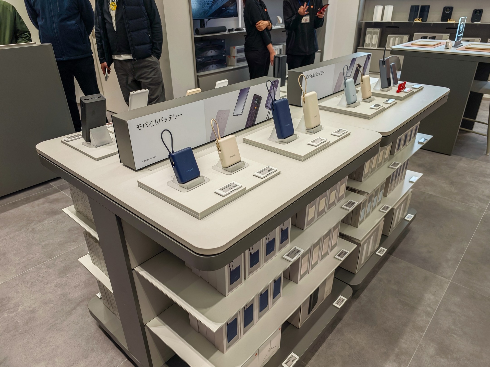 モバイルバッテリーや充電器、ロボット掃除機のブラシなども