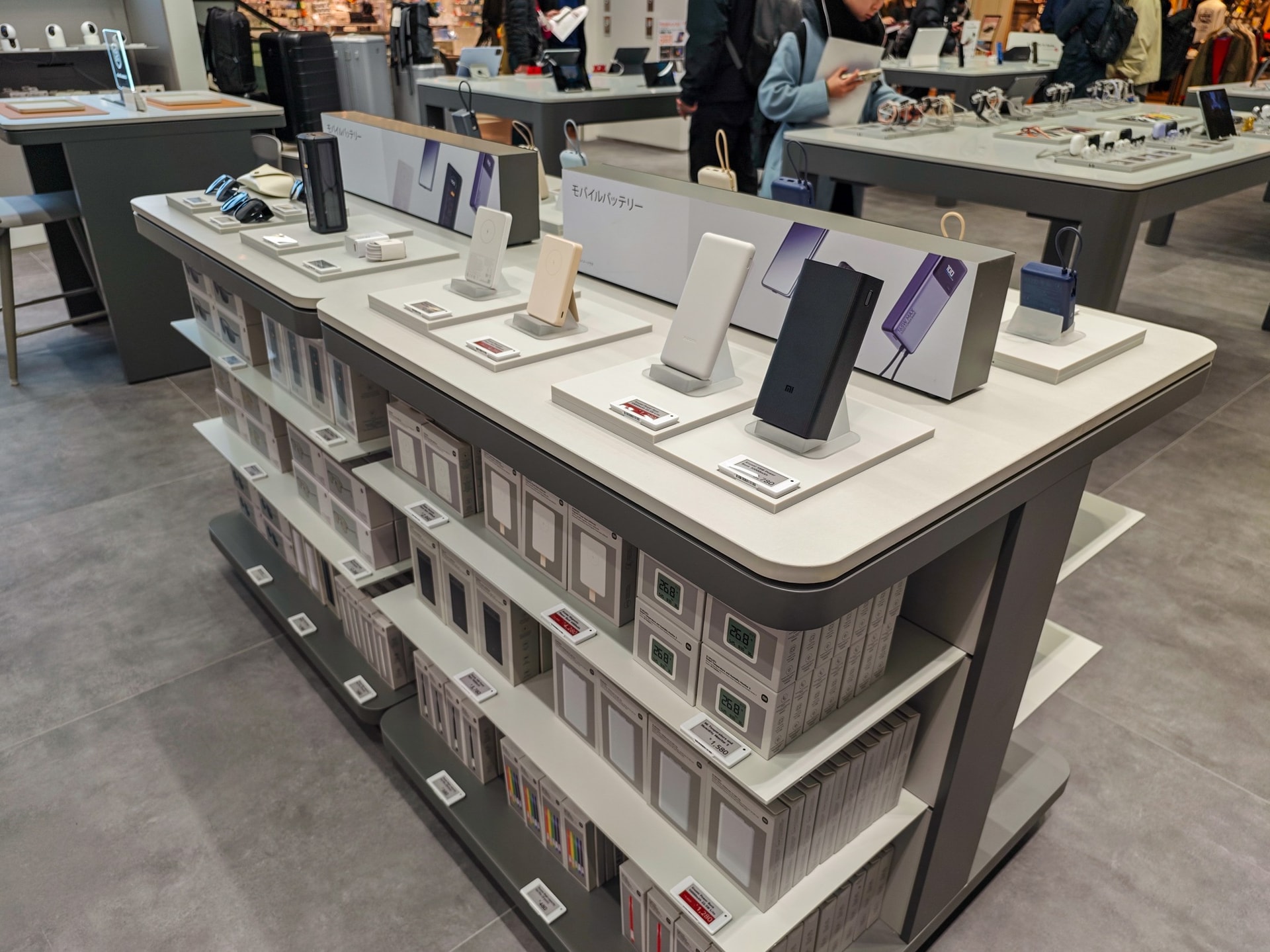 モバイルバッテリーや充電器、ロボット掃除機のブラシなども