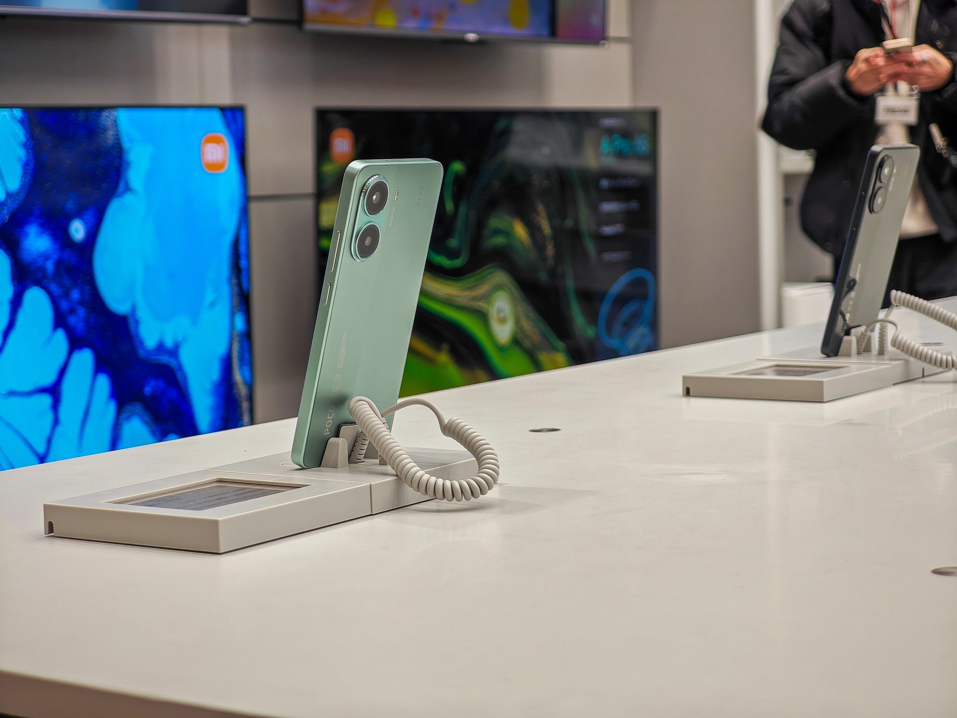オンライン専売のPOCOも展示