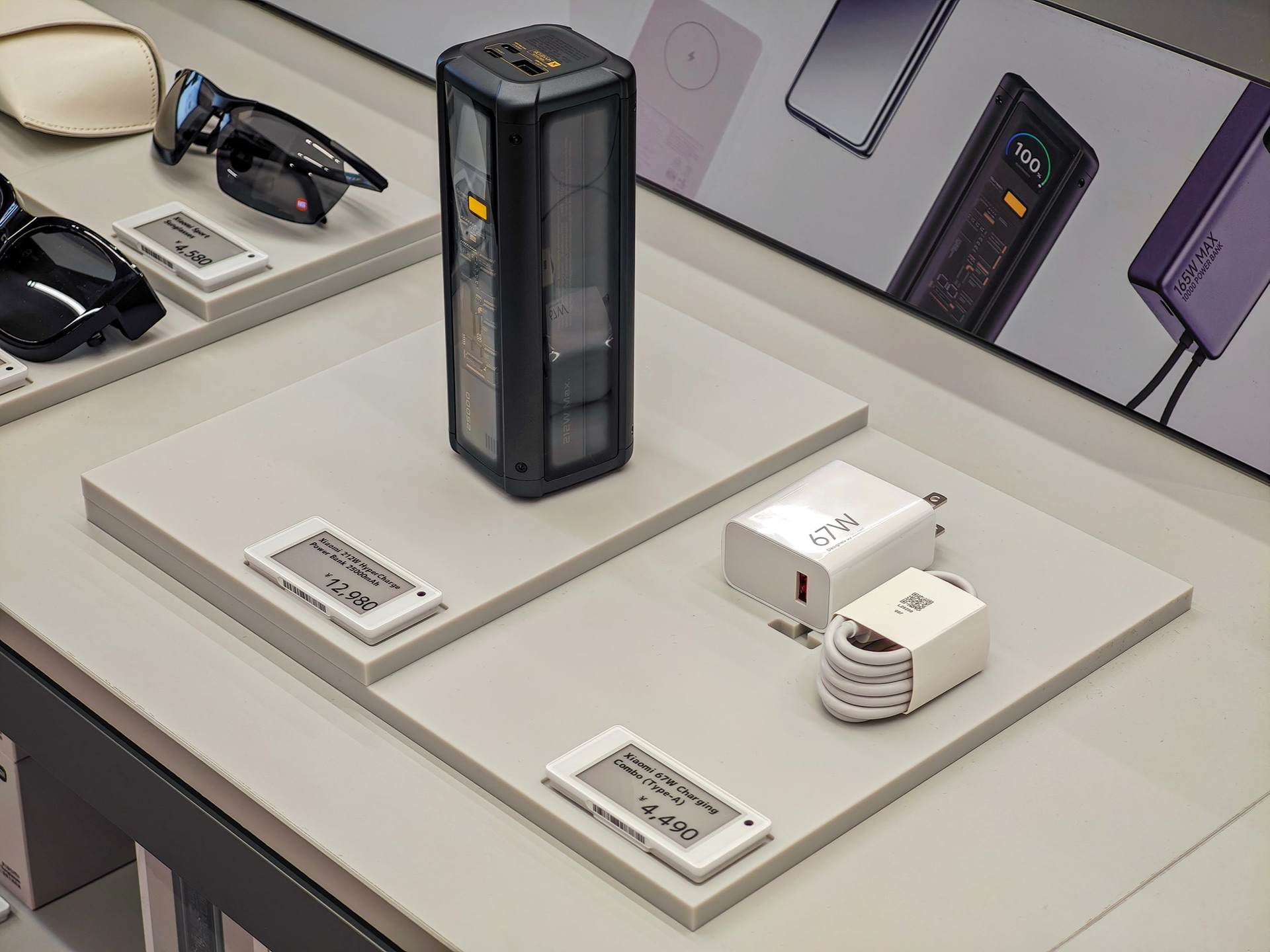 モバイルバッテリーや充電器、ロボット掃除機のブラシなども