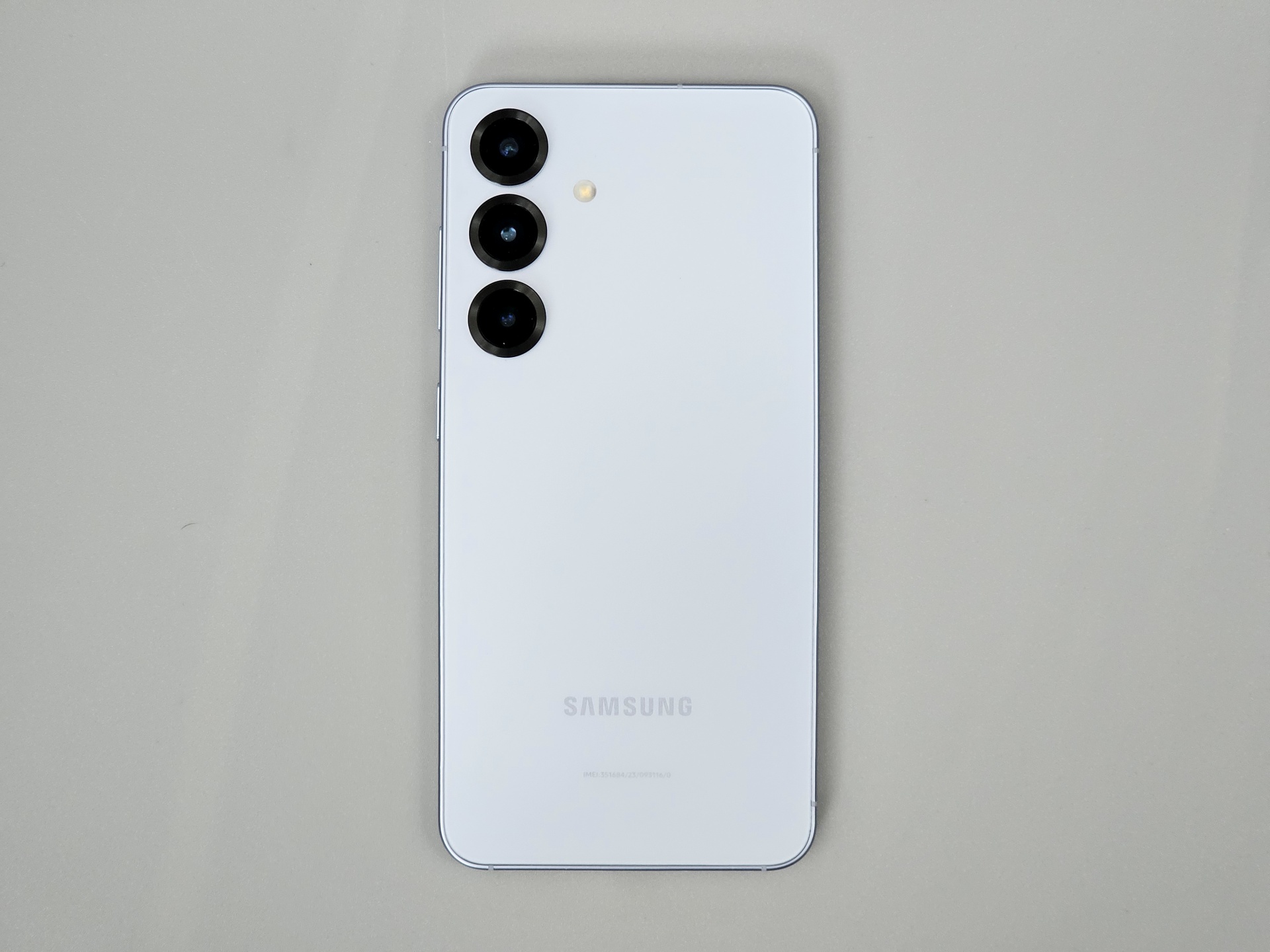 気づけばフラッグシップモデルのGalaxy S25が手元にあった。カラーは「アイシーブルー」だ