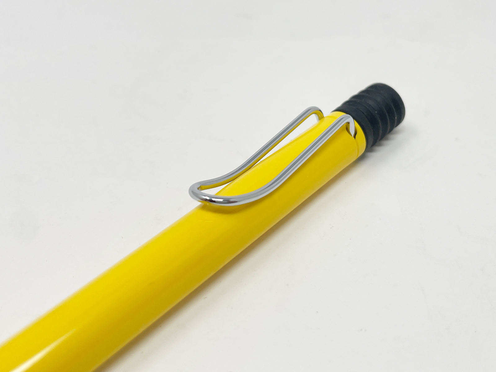 ロゴ同様にLAMYの筆記具の特徴の一つである金属のクリップ。