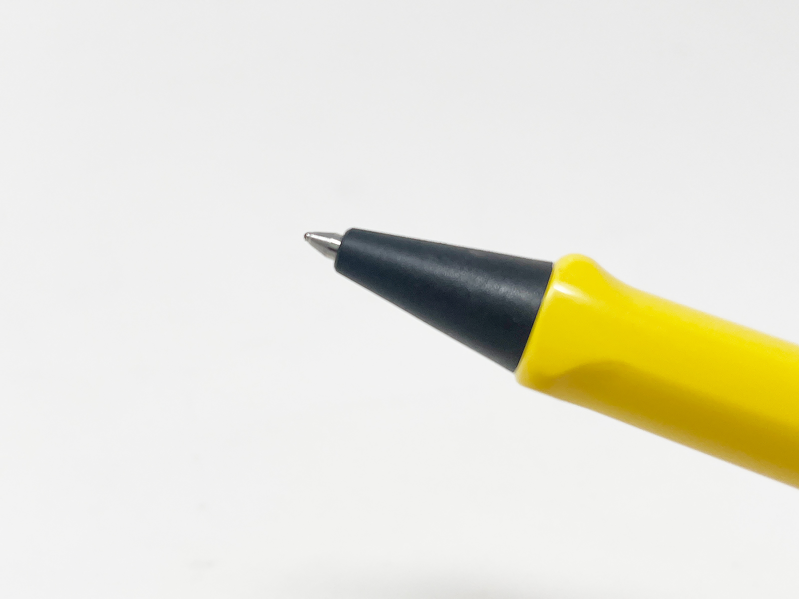 本製品のために新たに設計されたというペン先のチップ。既存のJETSTREAMとも異なる書き口になっています。