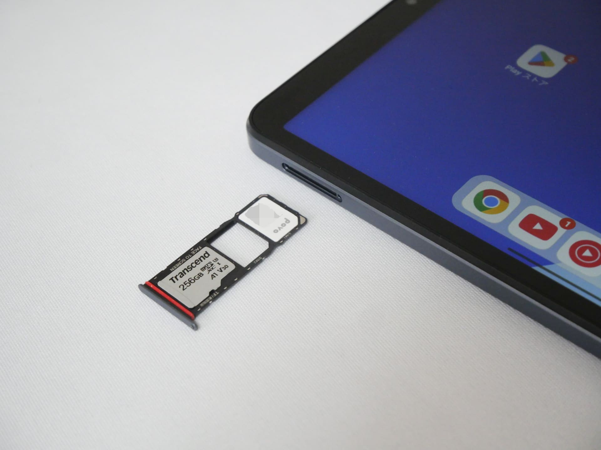 セルラーモデルはmicroSDに加え、nanoSIM×2も挿入できるスロットが搭載。5Gには非対応だが、1万円台のタブレットでモバイル通信機能が備わっているのはかなり珍しい