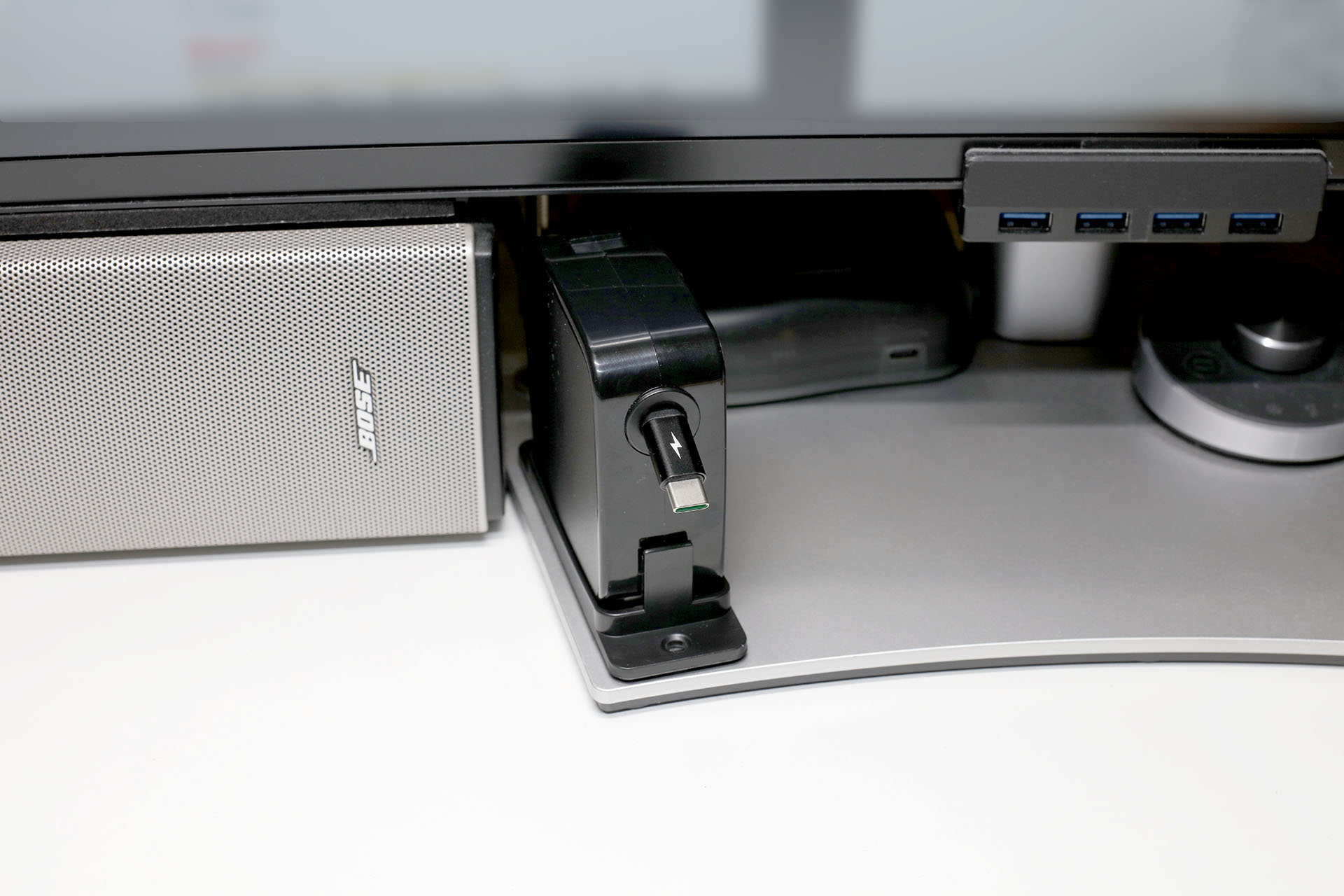 片側巻き取り式USBケーブルのリール部分をディスプレイ台座に両面テープで固定した。