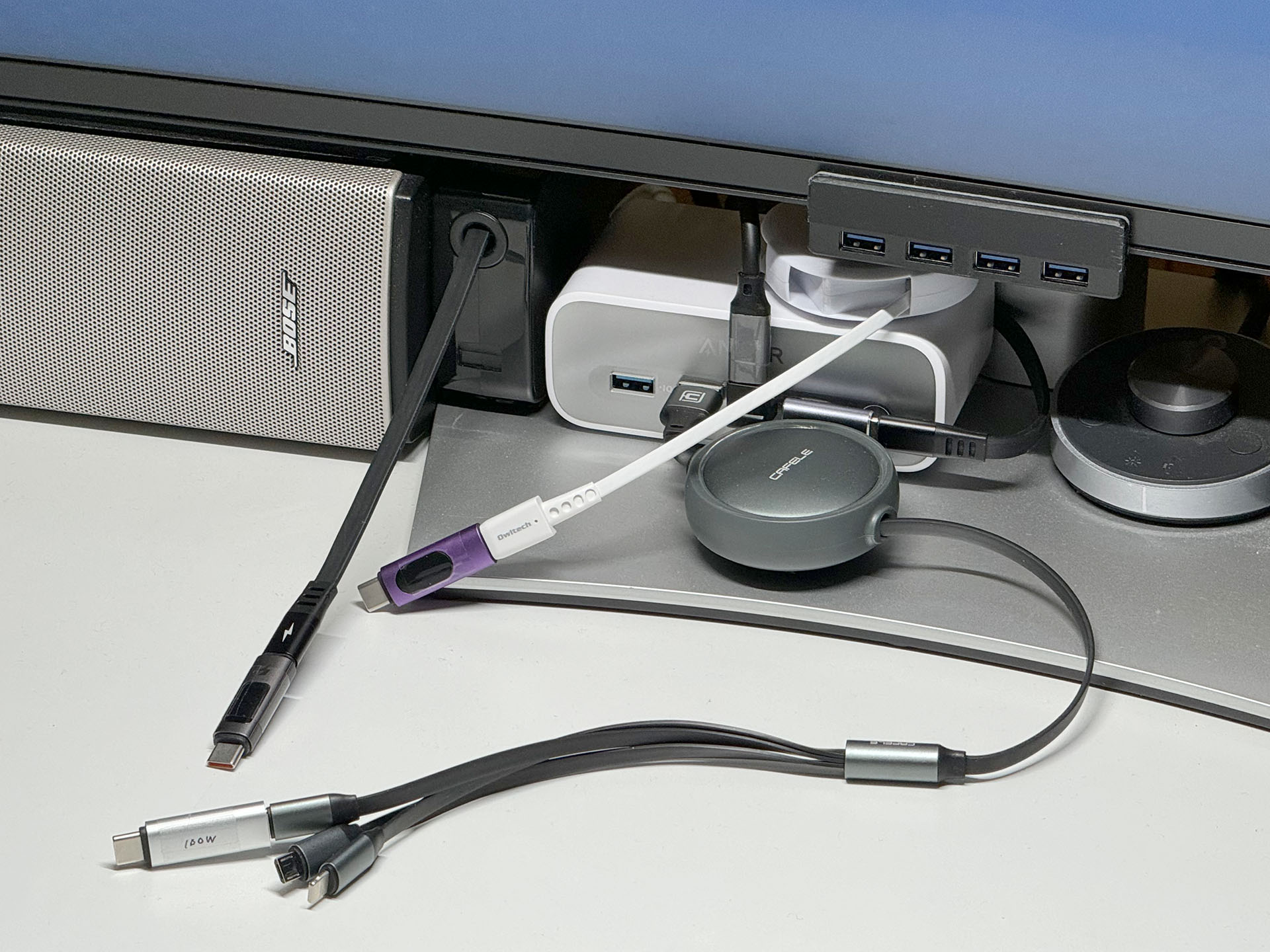 ディスプレイ台座には複数の片側巻き取り式USBケーブルが固定されている。使うときだけ引き出して、使い終えたら巻き取る。ケーブルの引き出しと巻き取りを片手で行えるのがヒッジョーに快適なのだ。