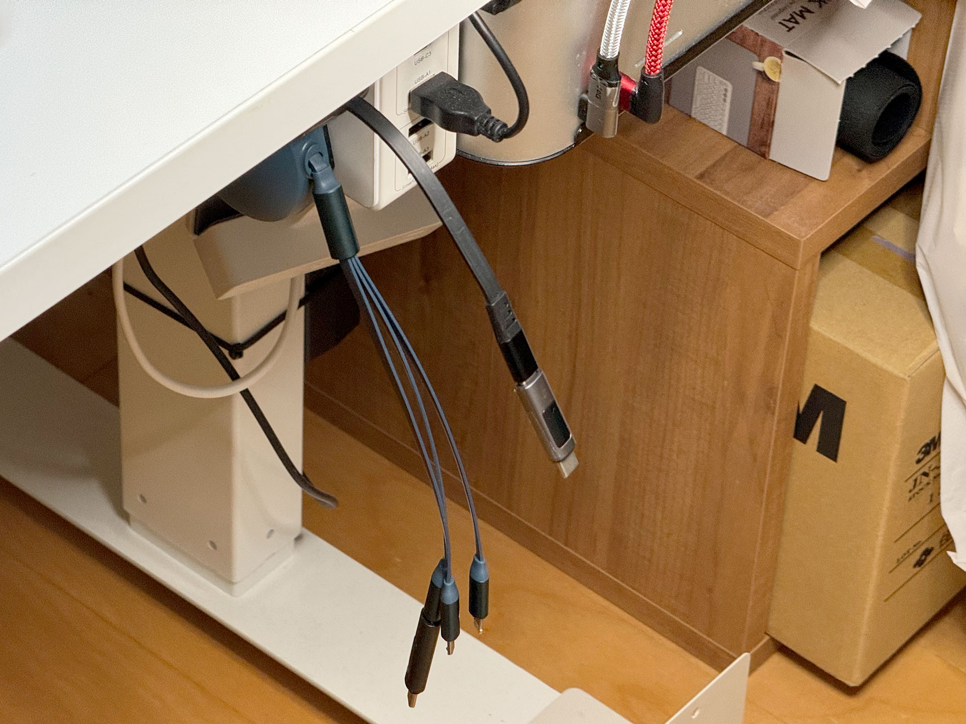 机の下にも片側巻き取り式USBケーブルを固定している。どんだけ片側巻き取り式USBケーブル好きなんだよ＞俺！　って感じだが、マジでホントに便利なのだ。