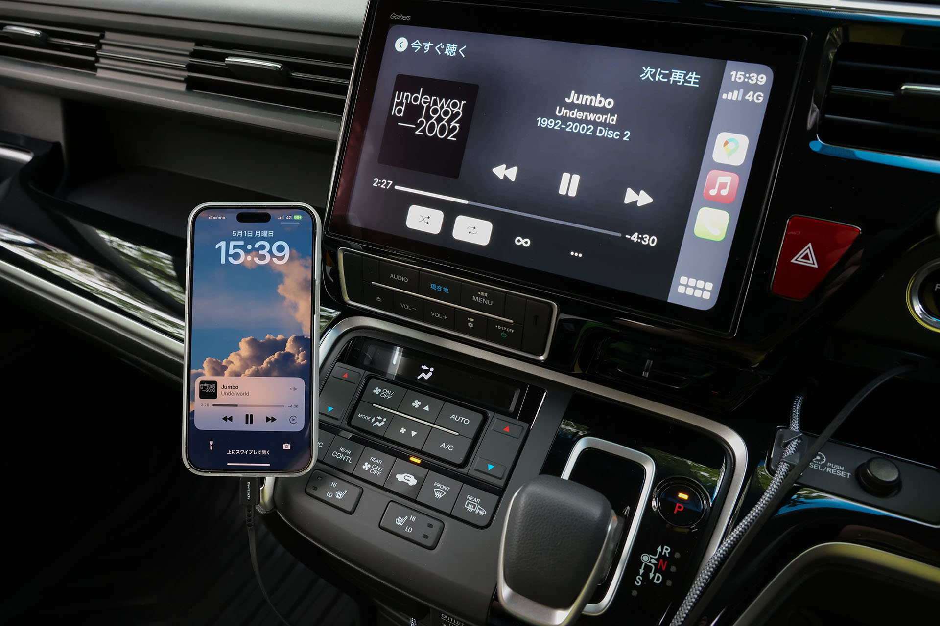 そしてケーブルをスマートフォンにつなぐ。充電開始。ちなみにこのクルマ（のカーナビ）はApple CarPlayに対応しているので、端末を充電しつつカーナビ上でスマートフォンアプリを利用できる。