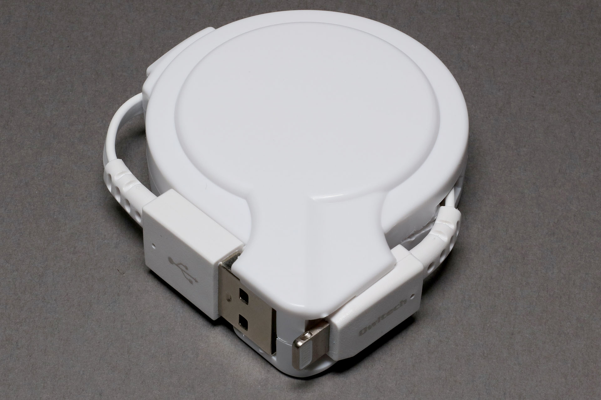 Owltechの「katamaki」という片側巻き取り式USBケーブル。